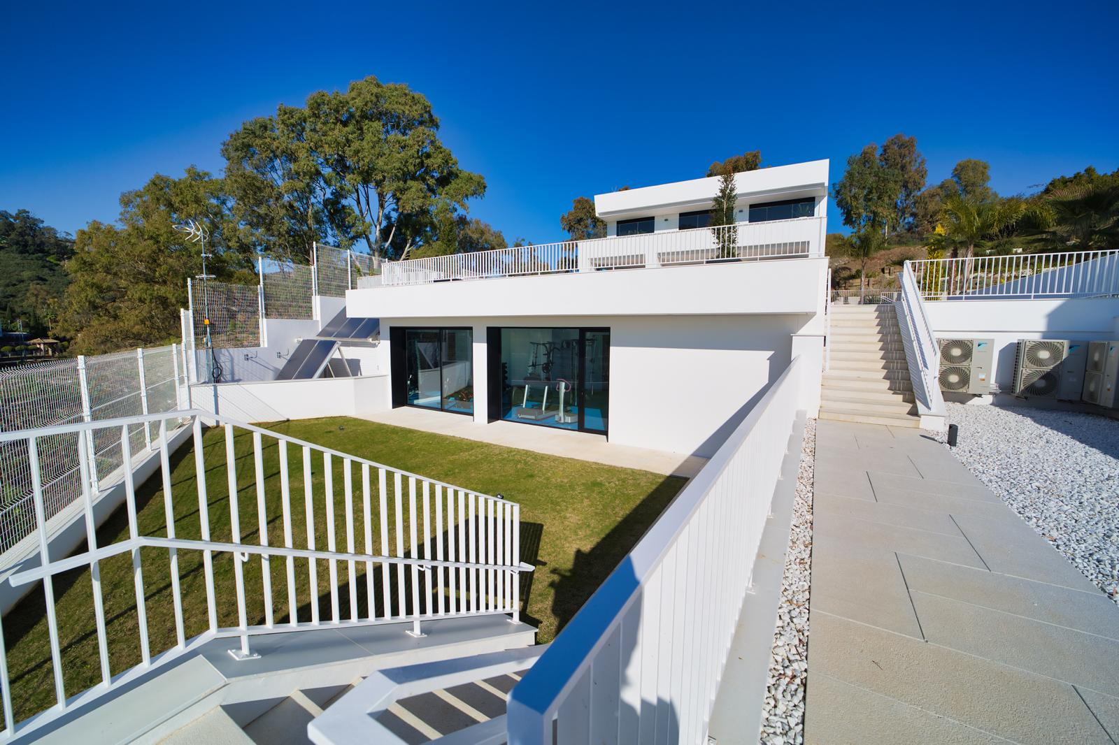 Apartment in Nueva Andalucia photo 2