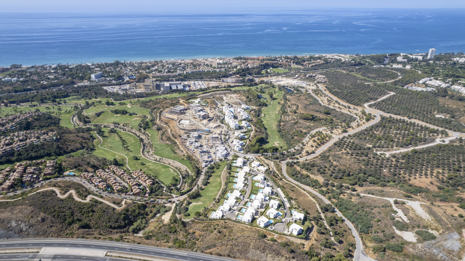 Villas and apartments in prestigious resort style complex in Marbella Este