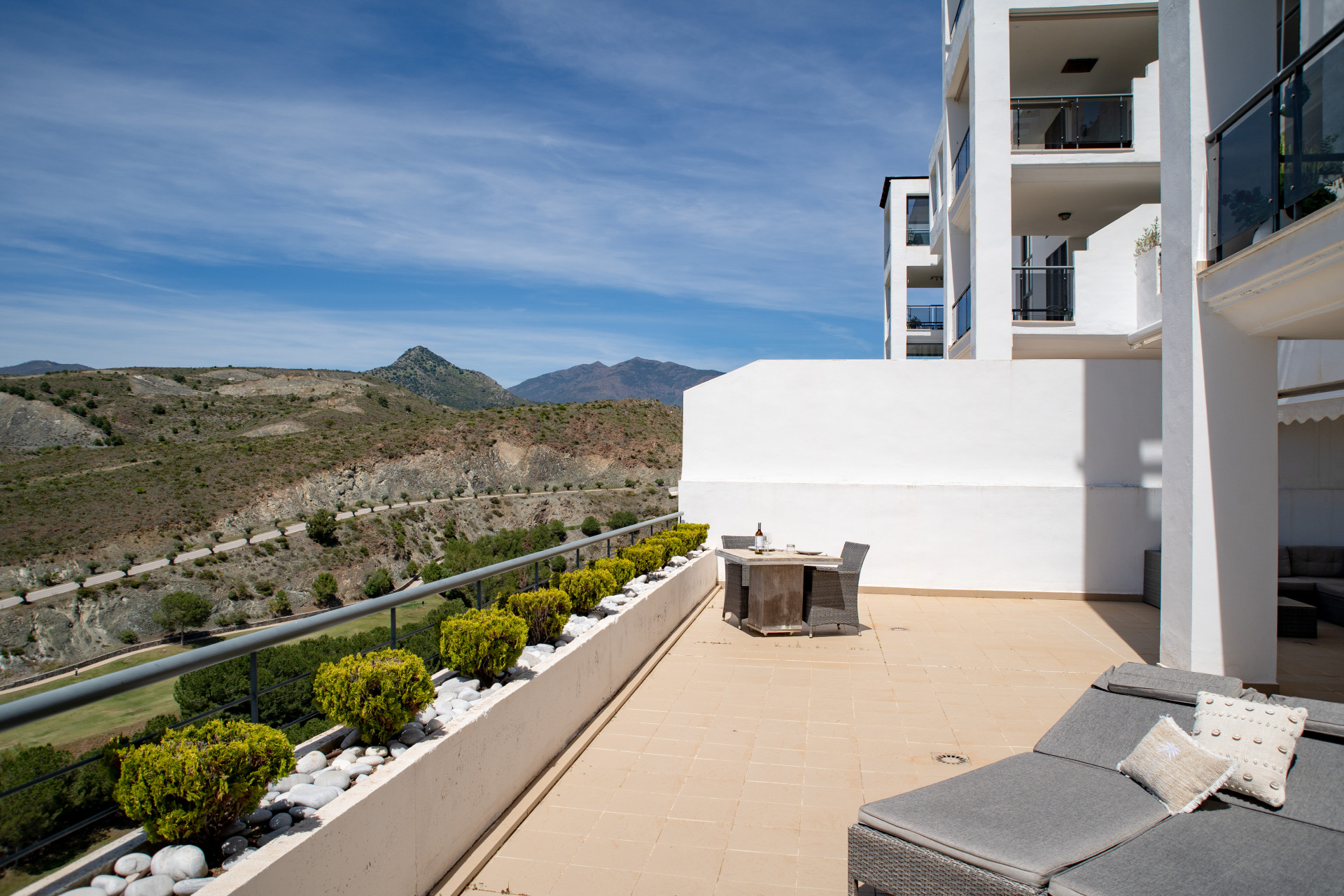 Los Flamingos, elegant Golfside Living with Expansive Sun-Drenched Terrace in Benahavis