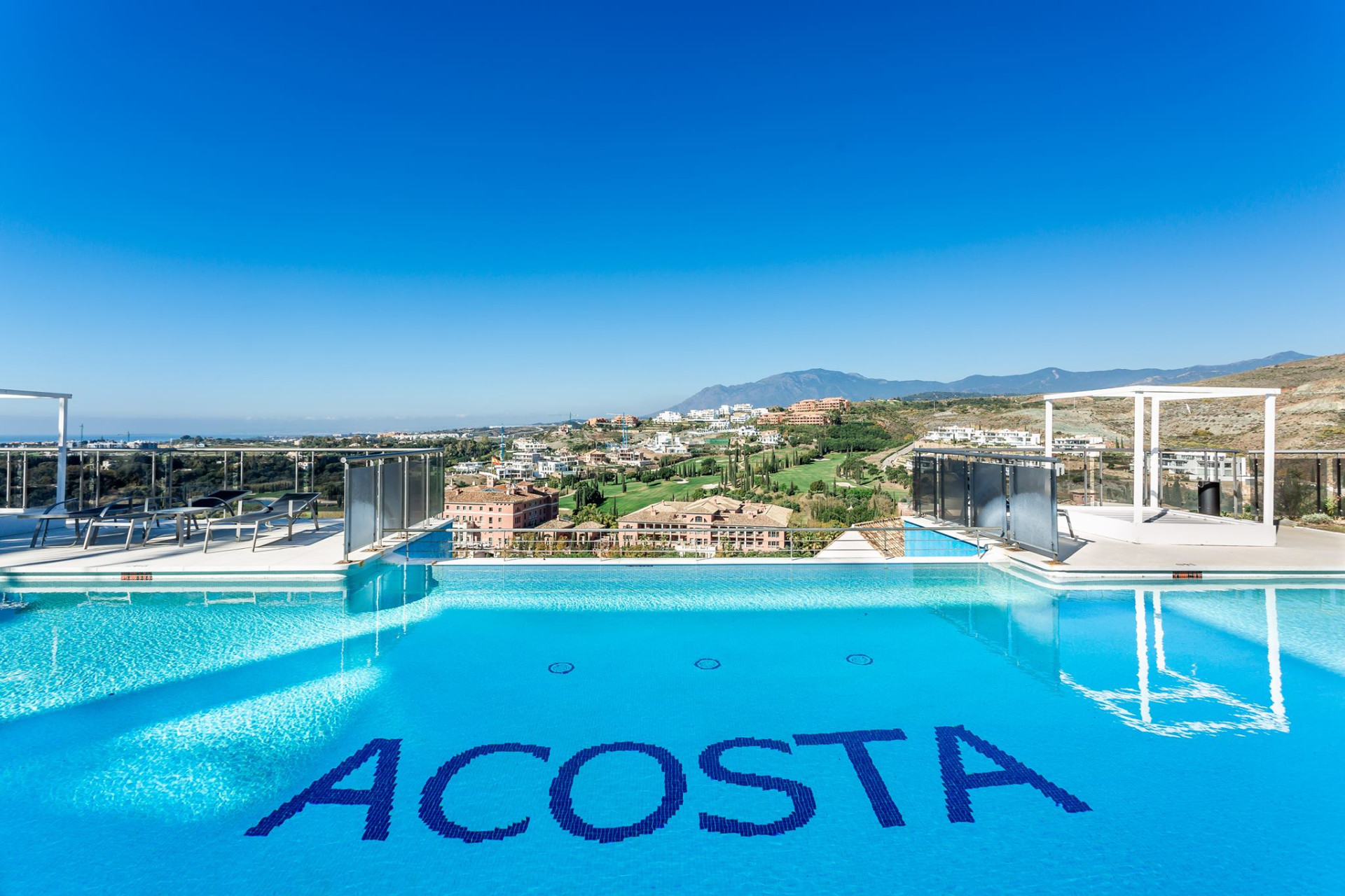 Los Flamingos, elegant Golfside Living with Expansive Sun-Drenched Terrace in Benahavis