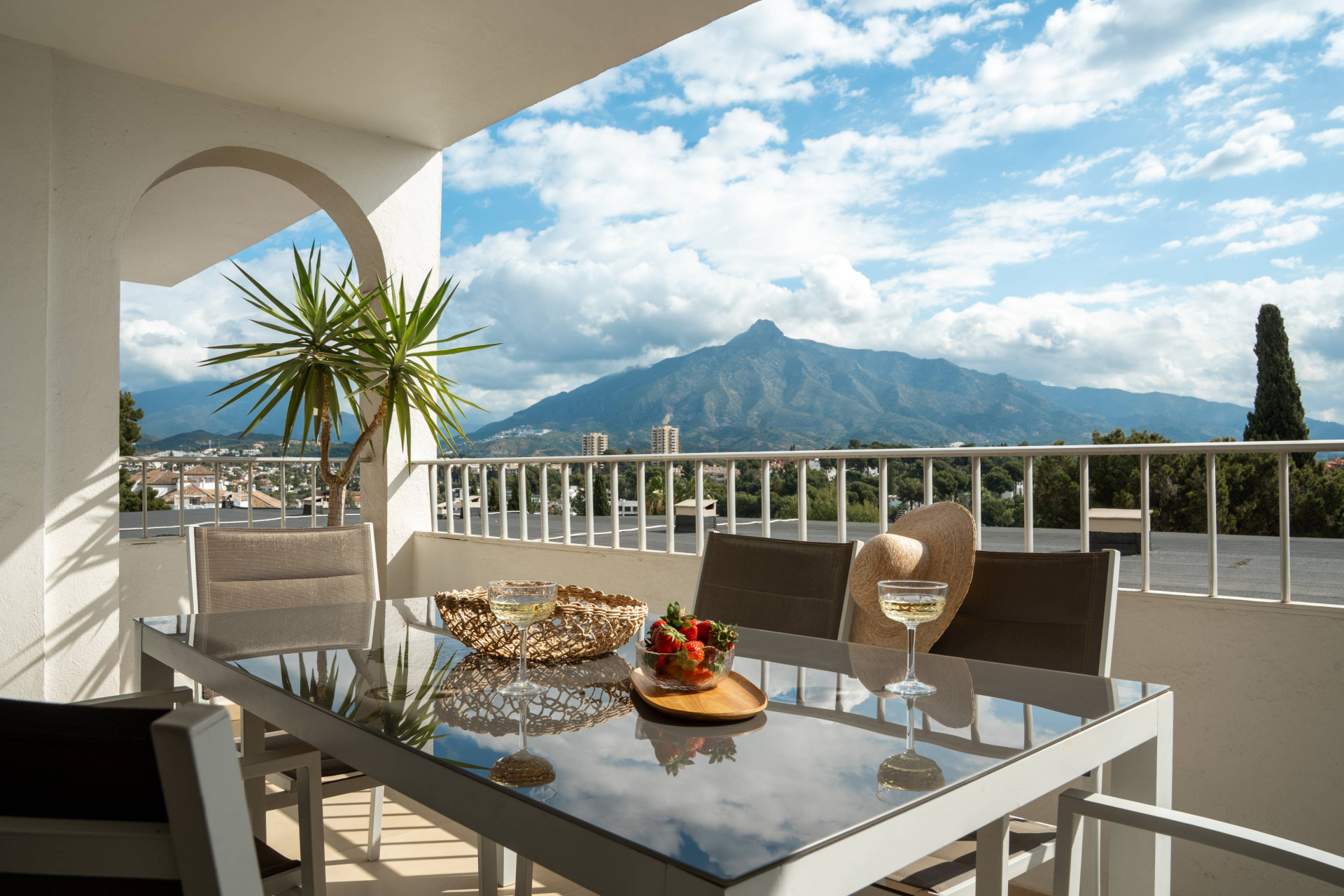 Ground floor residence with sea and mountain views in Nueva Andalucia, Marbella