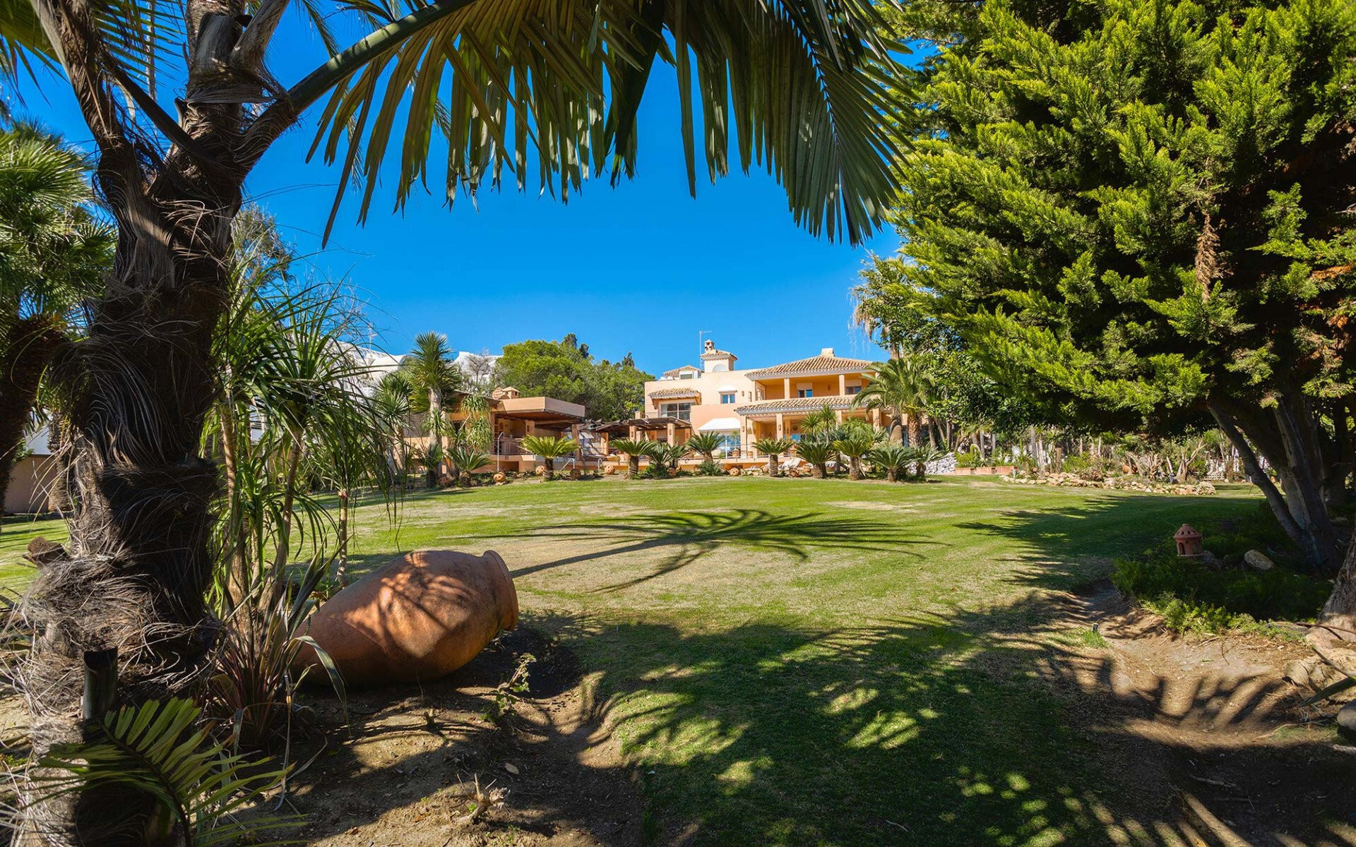 Villa 8 Bedrooms 10 Bathrooms in Estepona, Costa del Sol