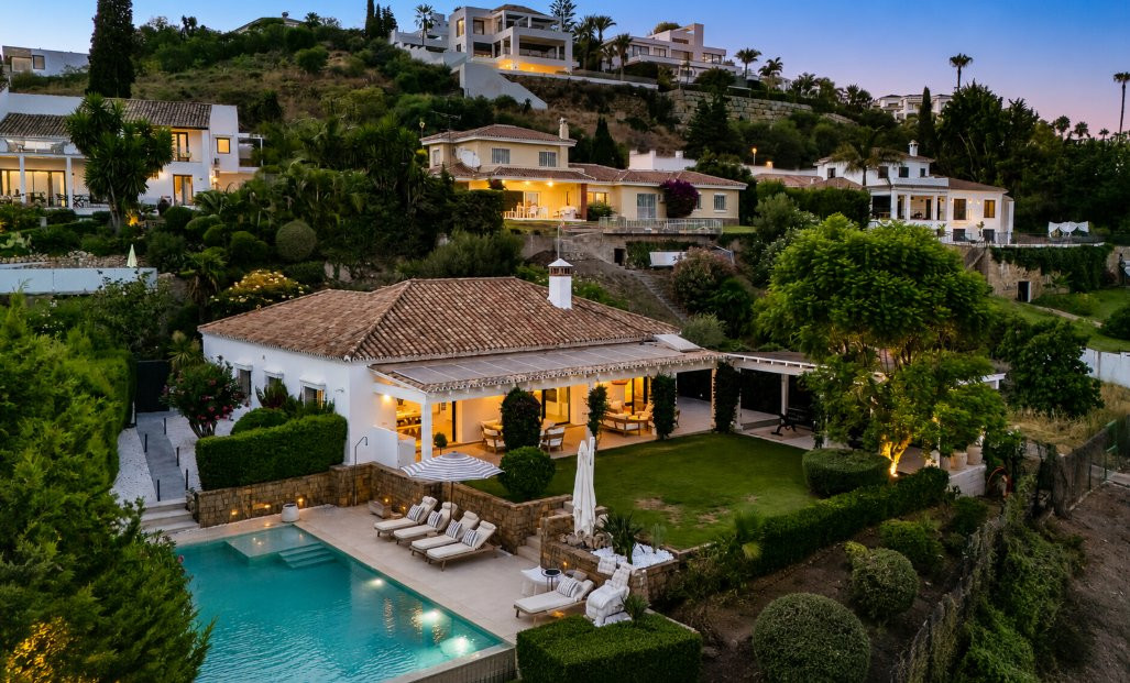 Villa 4 Bedrooms 3 Bathrooms in Benahavis, Costa del Sol