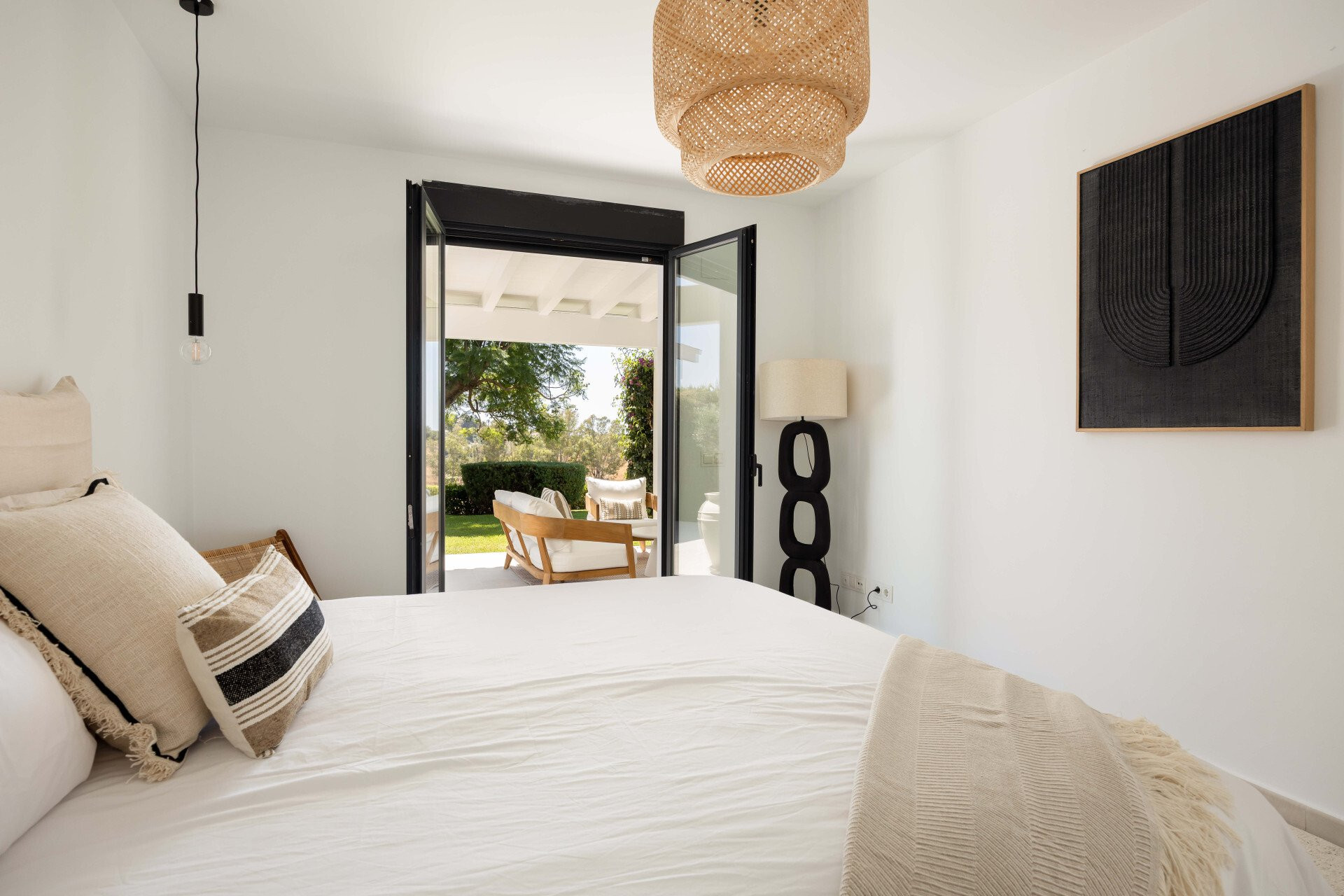 Villa 4 Bedrooms 3 Bathrooms in Benahavis, Costa del Sol