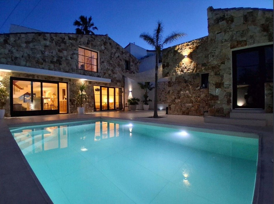 Villa 6 Bedrooms 5 Bathrooms in Estepona, Costa del Sol