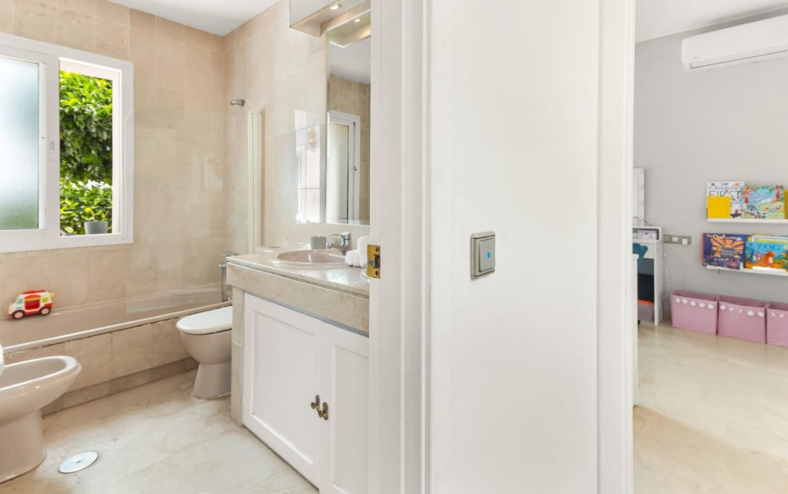 Villa 3 Bedrooms 3 Bathrooms in Estepona, Costa del Sol