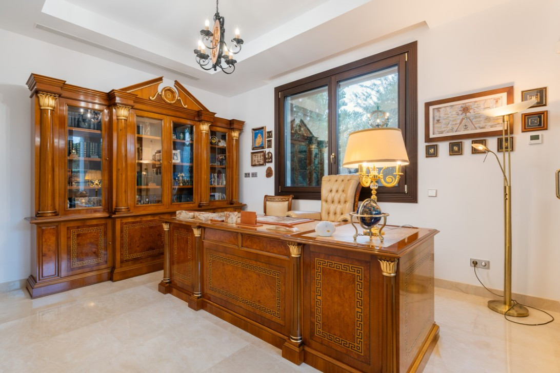 Villa 7 Bedrooms 10 Bathrooms in Estepona, Costa del Sol