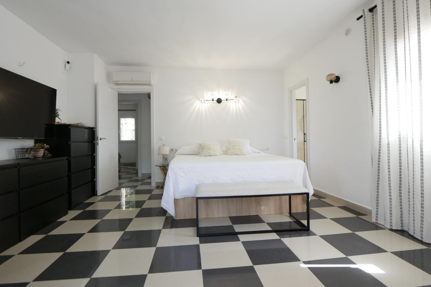 Villa 4 Bedrooms 3 Bathrooms in Marbella, Costa del Sol