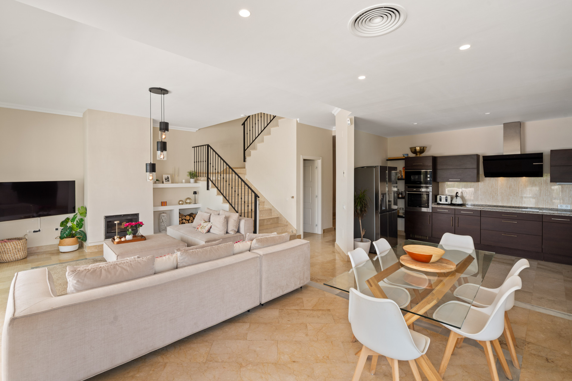 Villa 4 Bedrooms 3 Bathrooms in Marbella, Costa del Sol