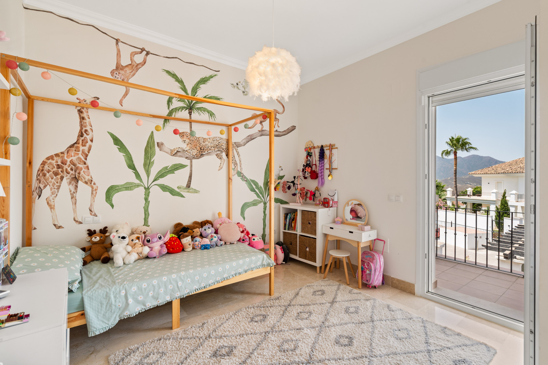 Villa 4 Bedrooms 3 Bathrooms in Marbella, Costa del Sol
