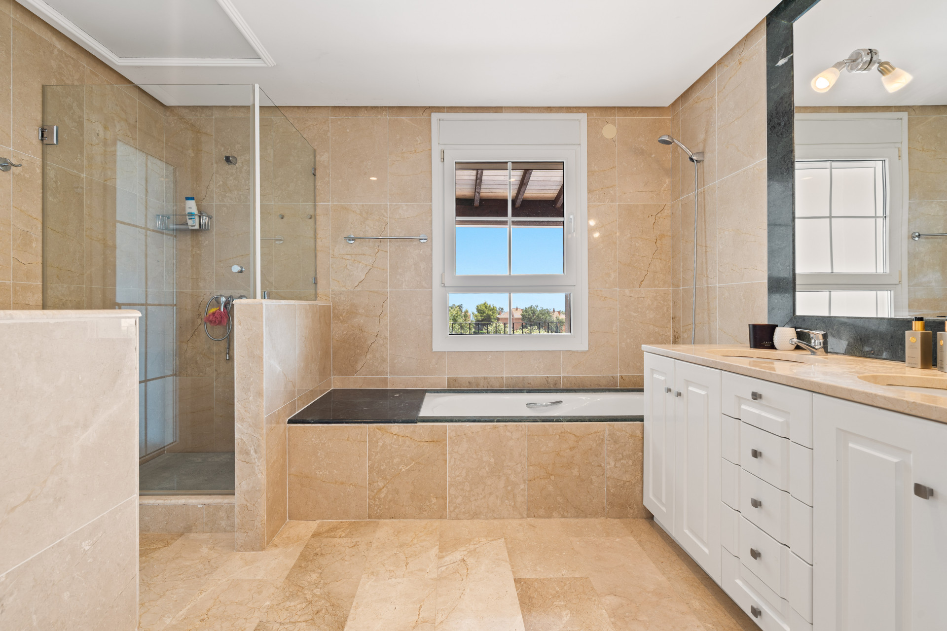 Villa 4 Bedrooms 3 Bathrooms in Marbella, Costa del Sol