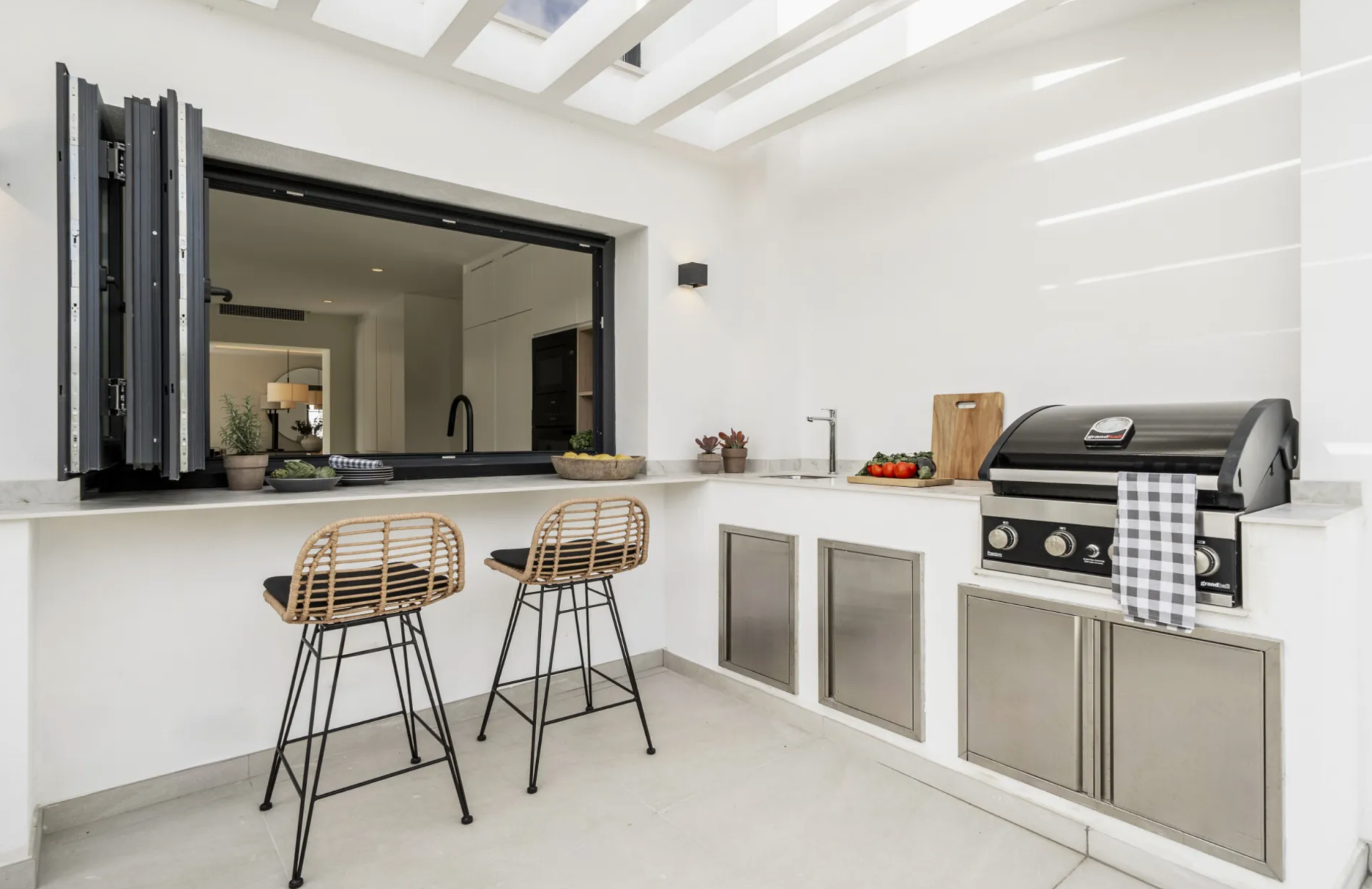 Villa 5 Bedrooms 5 Bathrooms in Marbella, Costa del Sol