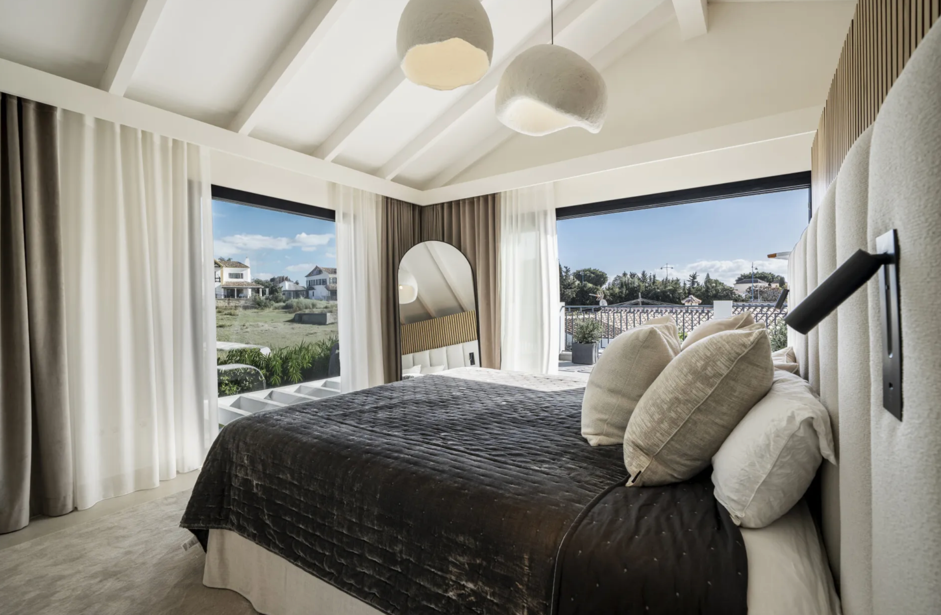 Villa 5 Bedrooms 5 Bathrooms in Marbella, Costa del Sol