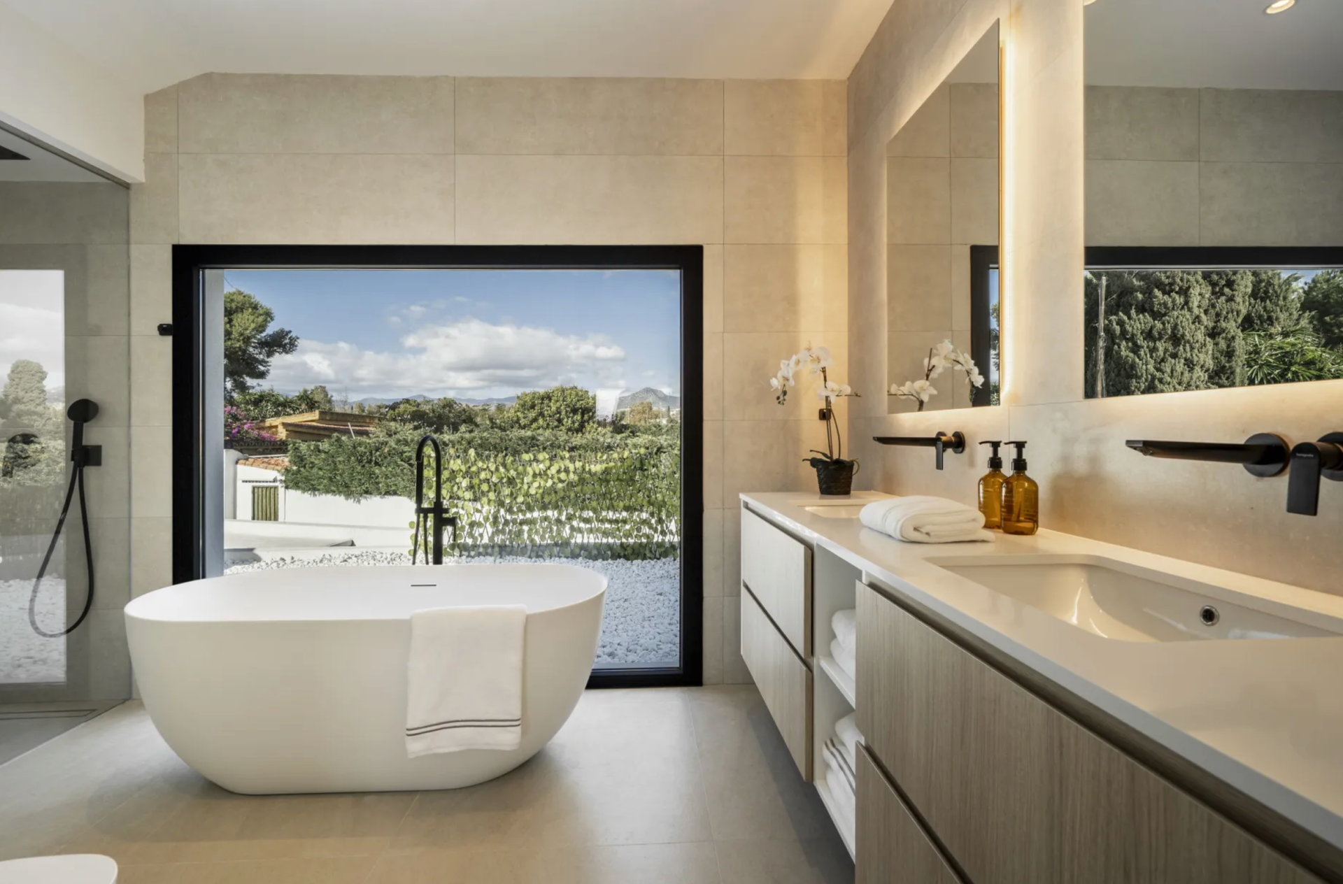 Villa 5 Bedrooms 5 Bathrooms in Marbella, Costa del Sol