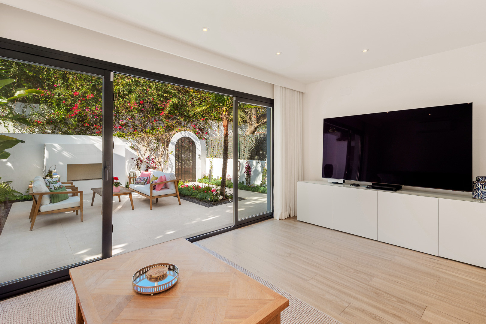 Semi Detached Villa 3 Bedrooms 3 Bathrooms in Marbella, Costa del Sol