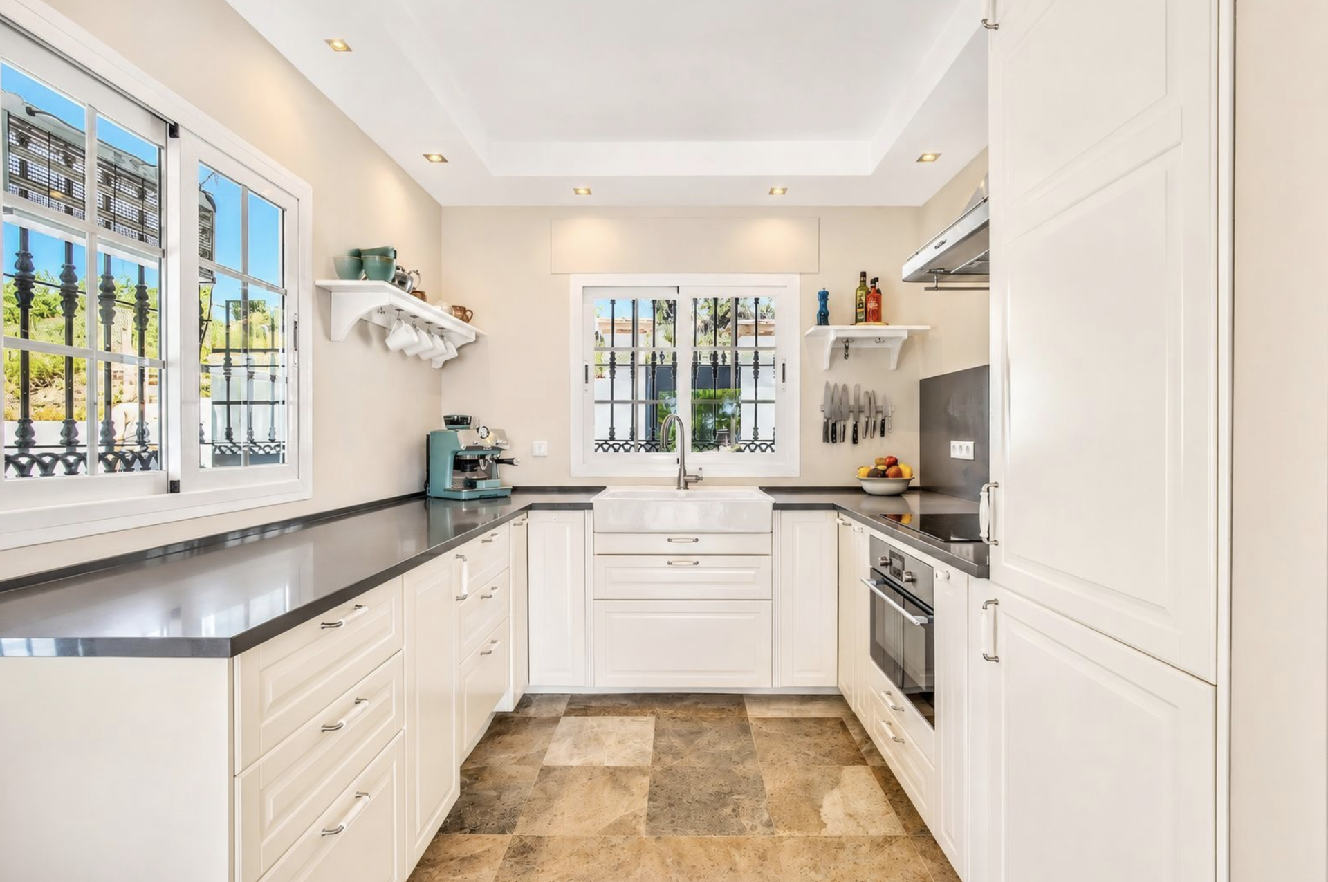 Villa 4 Bedrooms 5 Bathrooms in Marbella, Costa del Sol