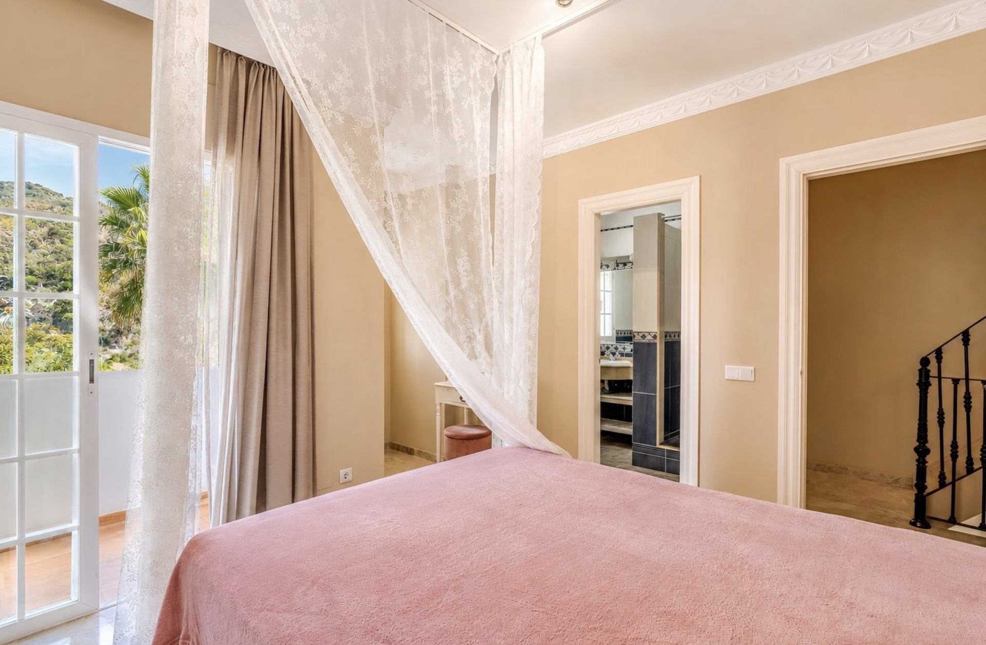 Villa 4 Bedrooms 5 Bathrooms in Marbella, Costa del Sol