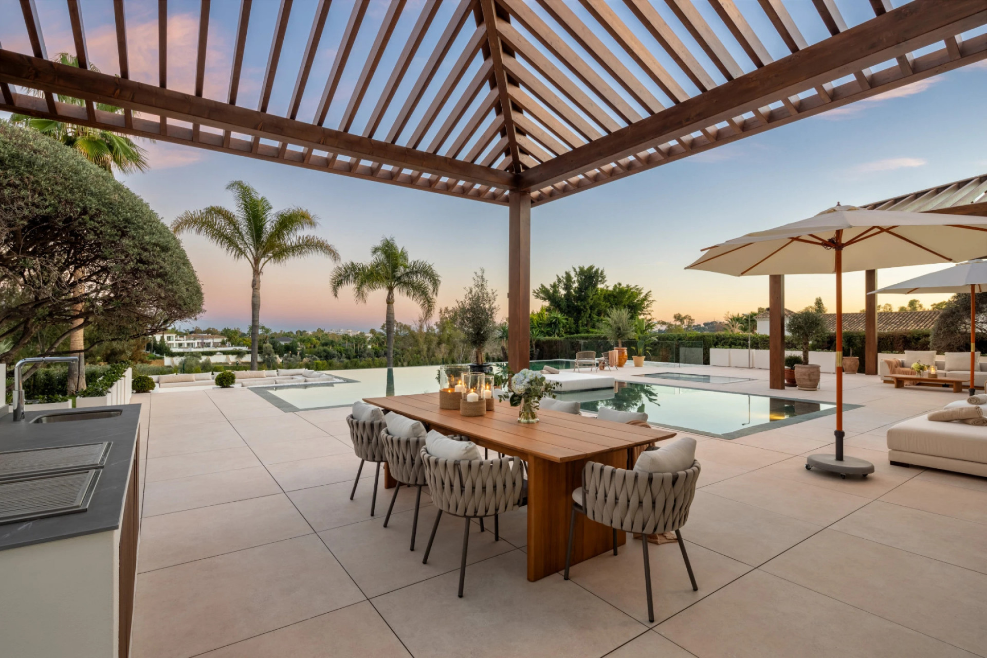 Villa 6 Bedrooms 7 Bathrooms in Marbella, Costa del Sol