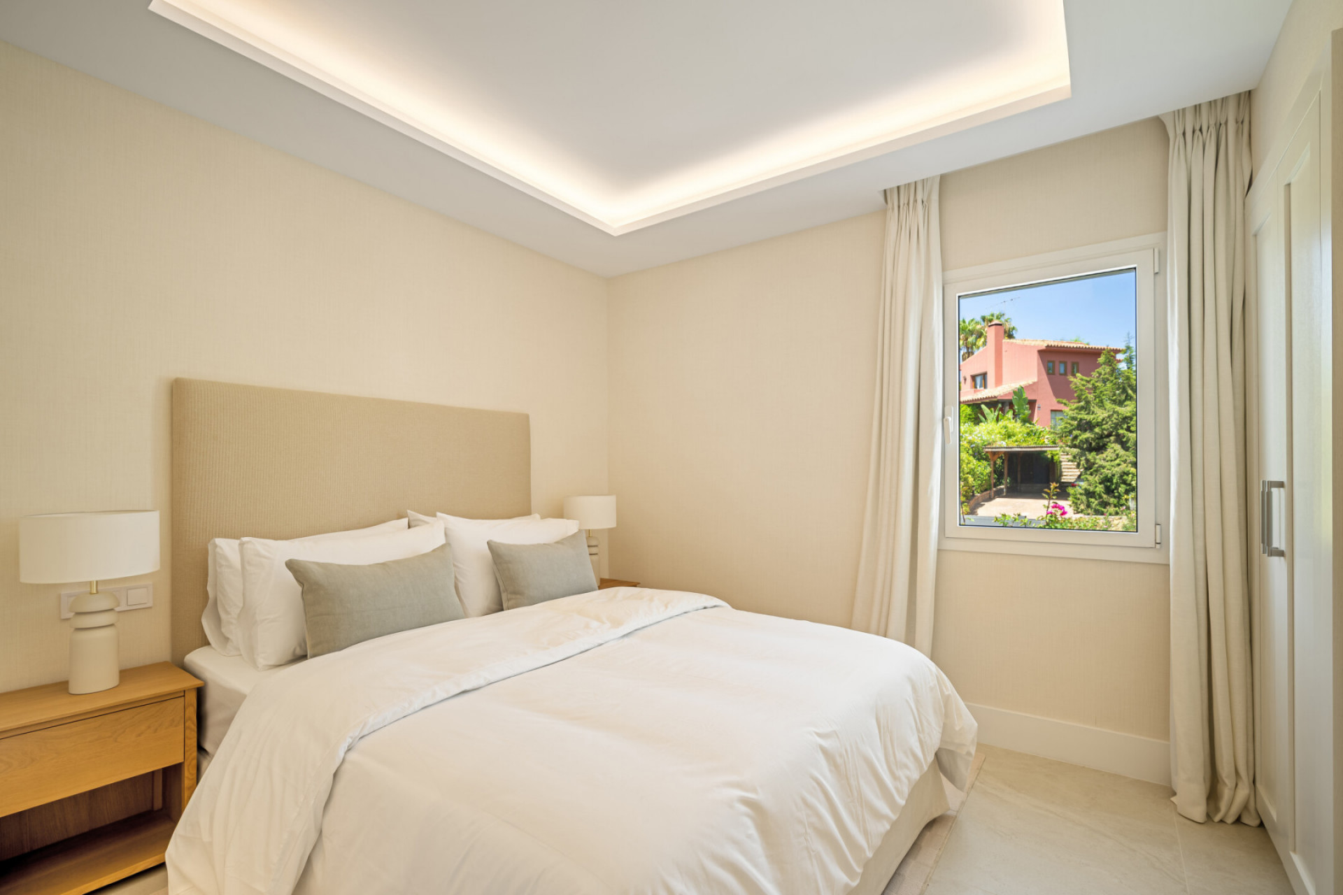 Villa 4 Bedrooms 4 Bathrooms in Benahavis, Costa del Sol