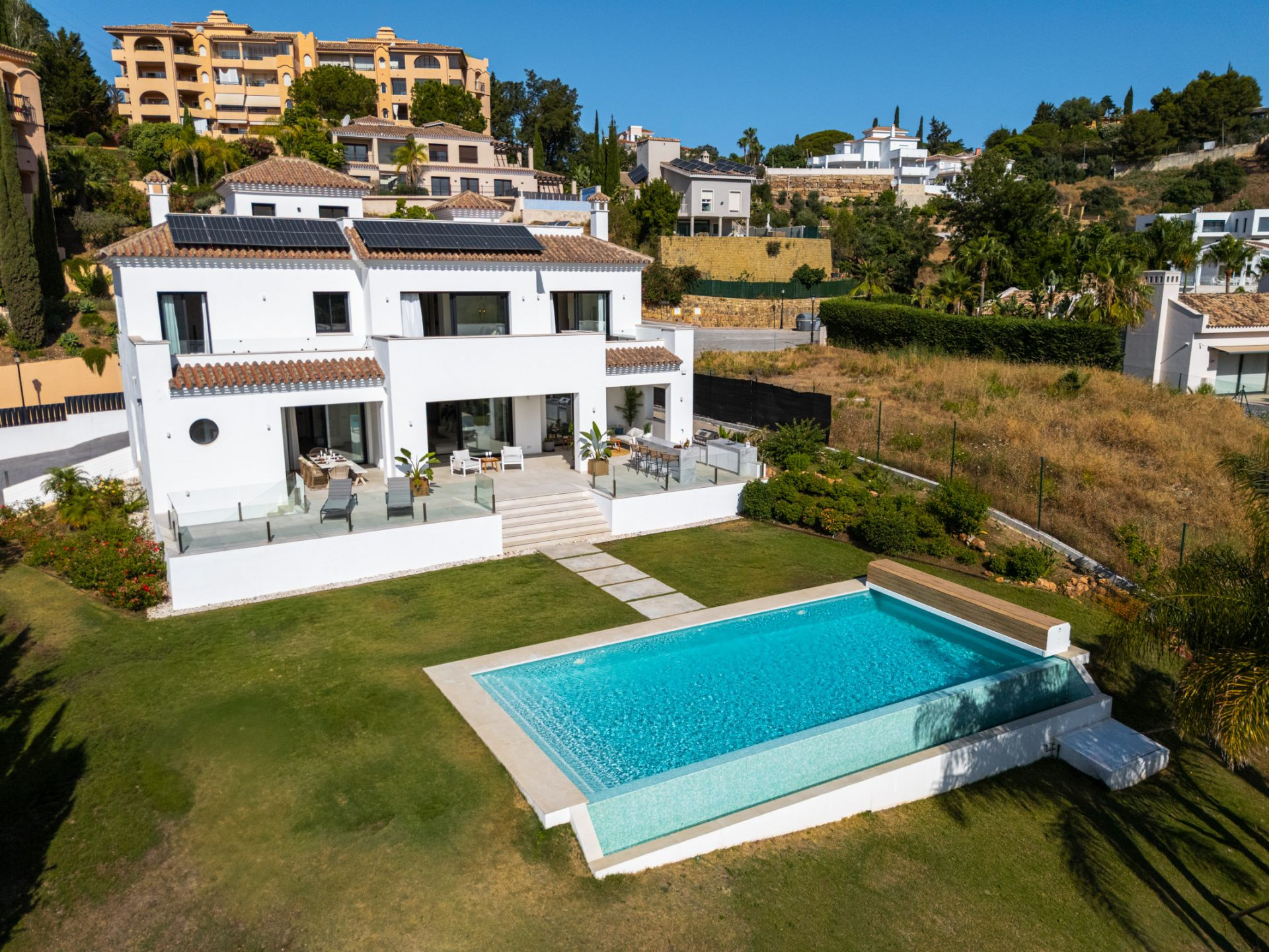 Villa 5 Bedrooms 6 Bathrooms in Marbella, Costa del Sol