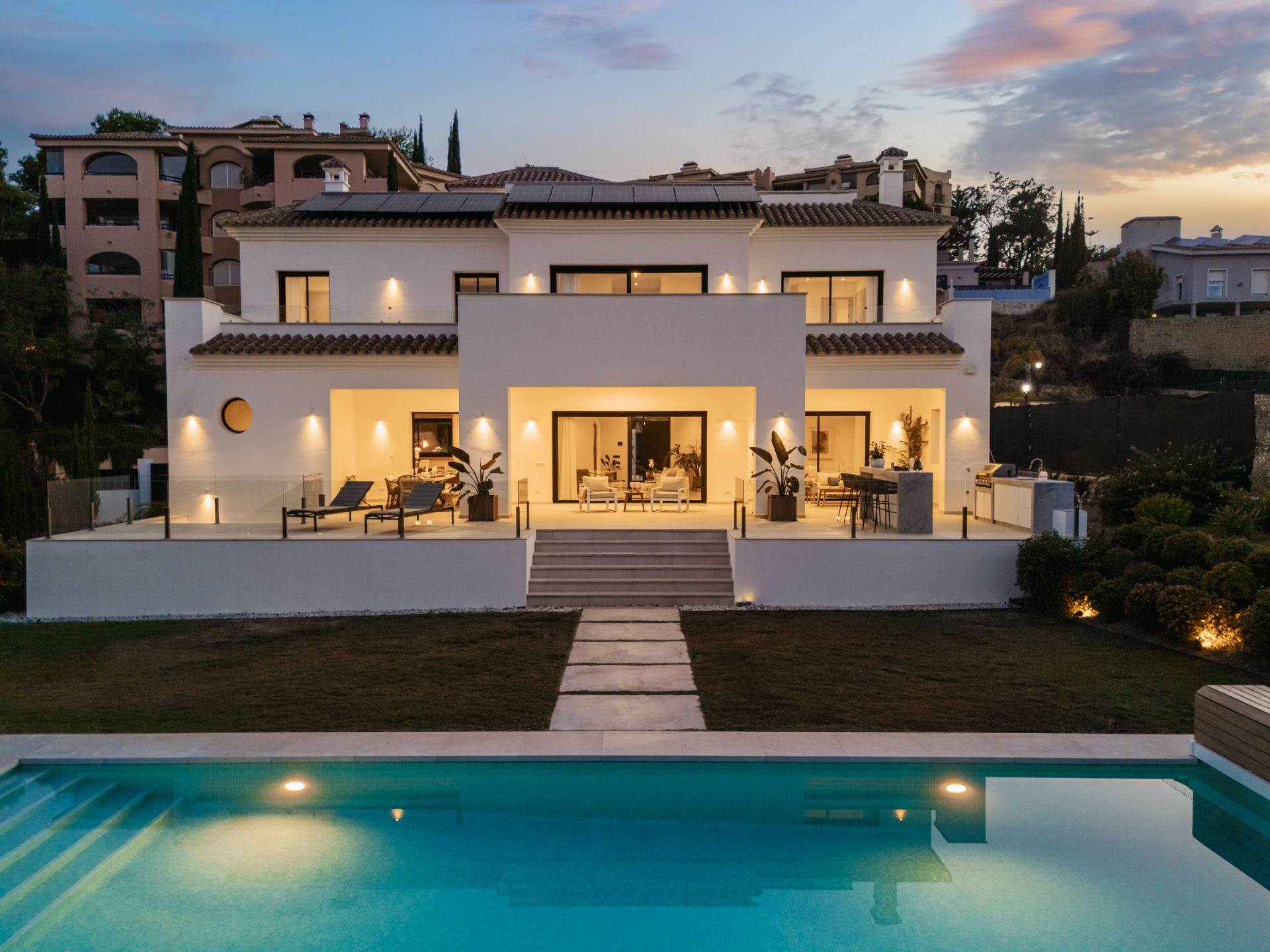 Villa 5 Bedrooms 6 Bathrooms in Marbella, Costa del Sol