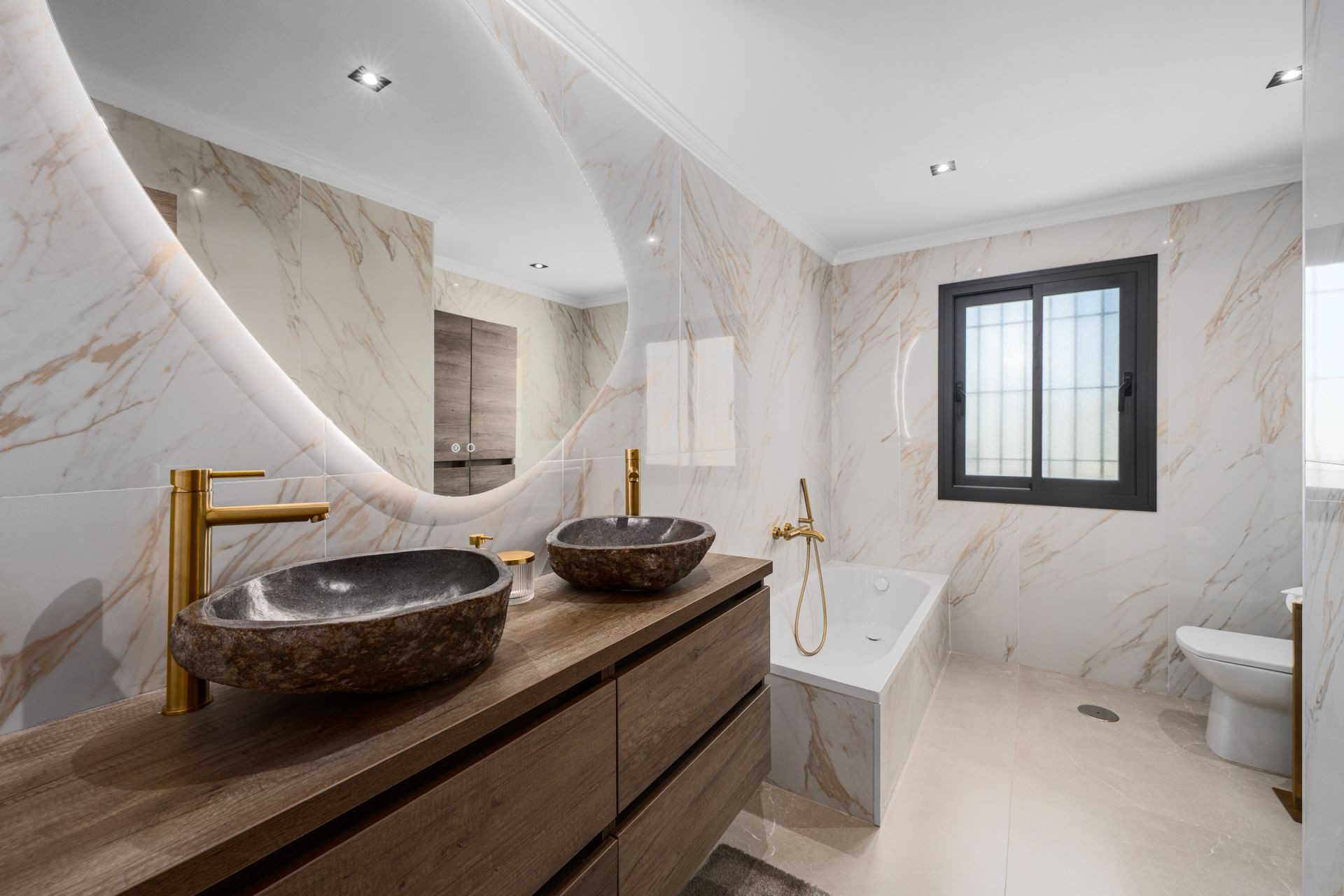 Villa 6 Bedrooms 5 Bathrooms in Marbella, Costa del Sol