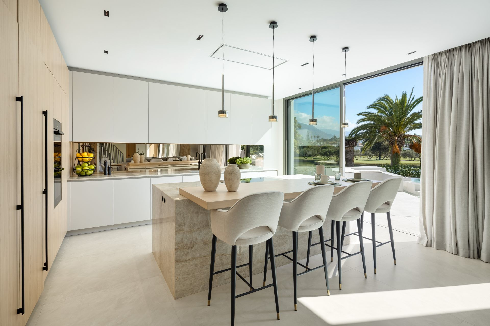 Villa 5 Bedrooms 6 Bathrooms in Marbella, Costa del Sol