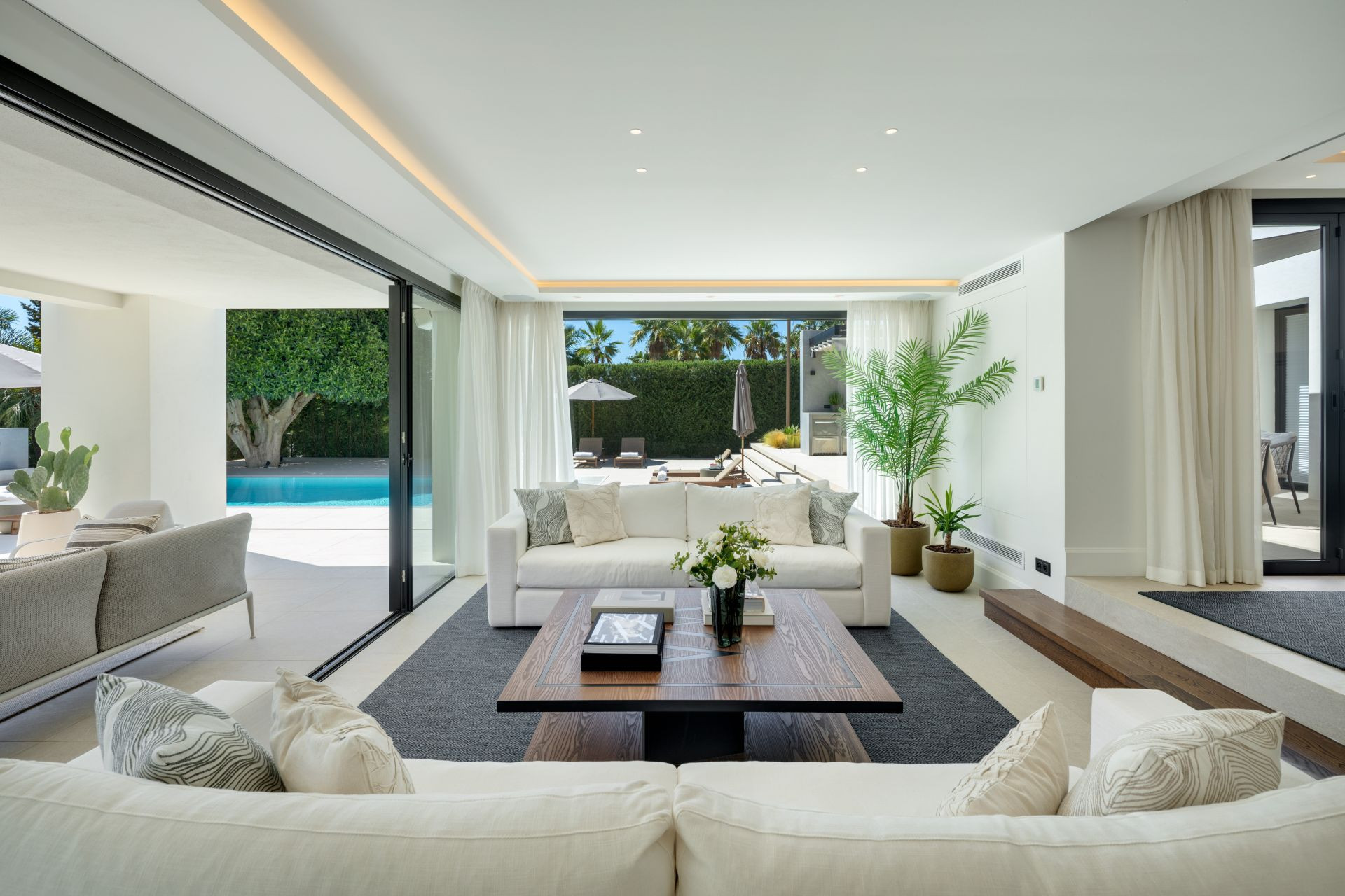 Villa 6 Bedrooms 5 Bathrooms in Marbella, Costa del Sol