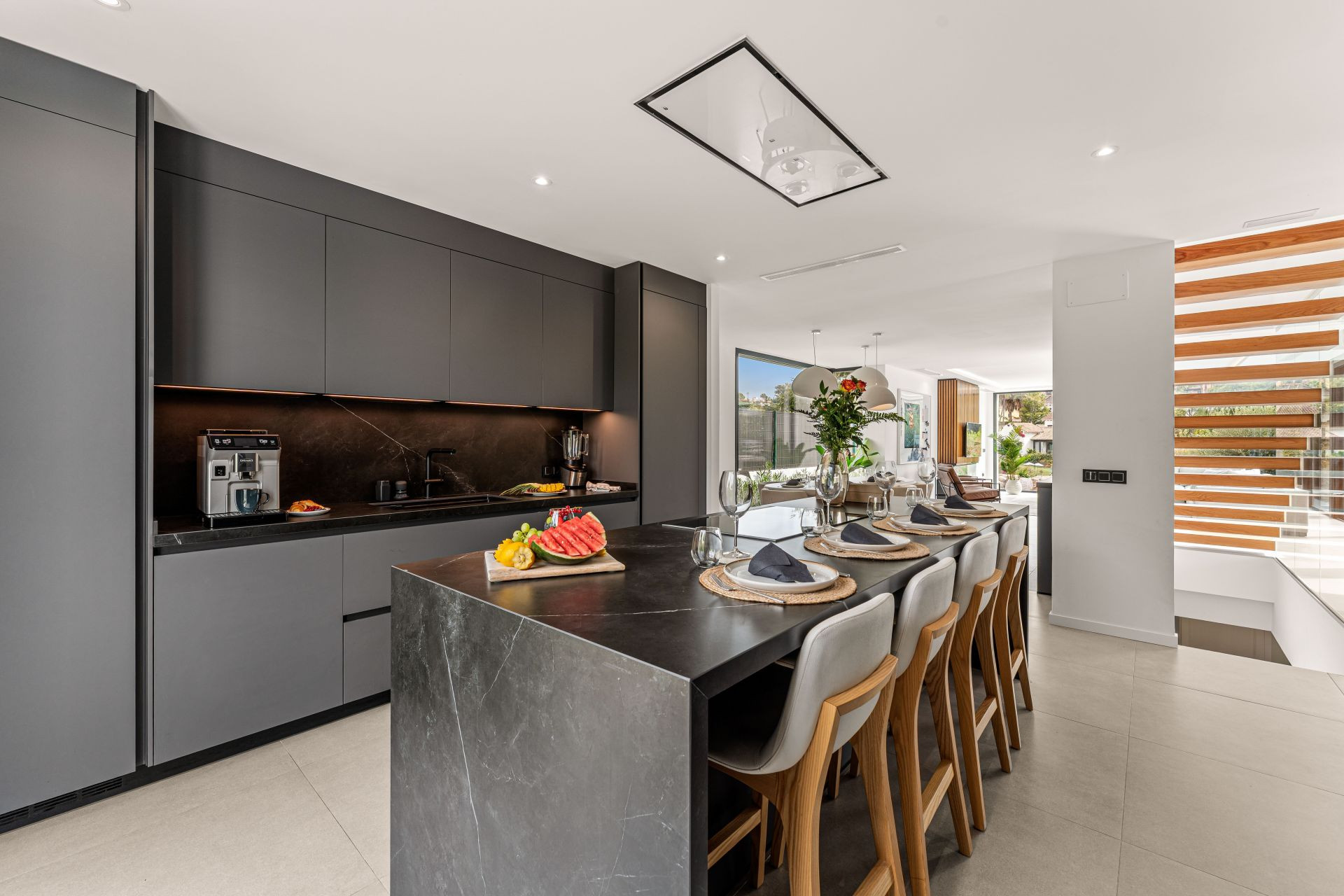 Villa 5 Bedrooms 4 Bathrooms in Marbella, Costa del Sol