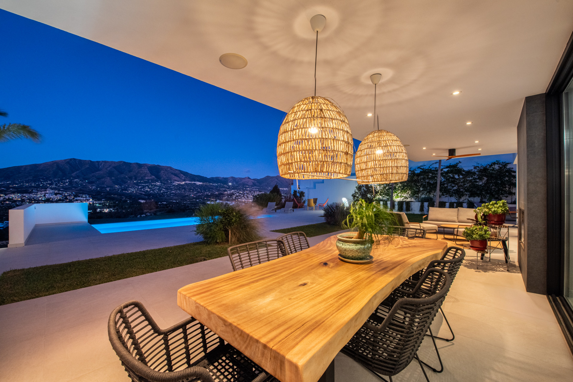 Villa 3 Bedrooms 3 Bathrooms in Cerros del Aguila, Costa del Sol