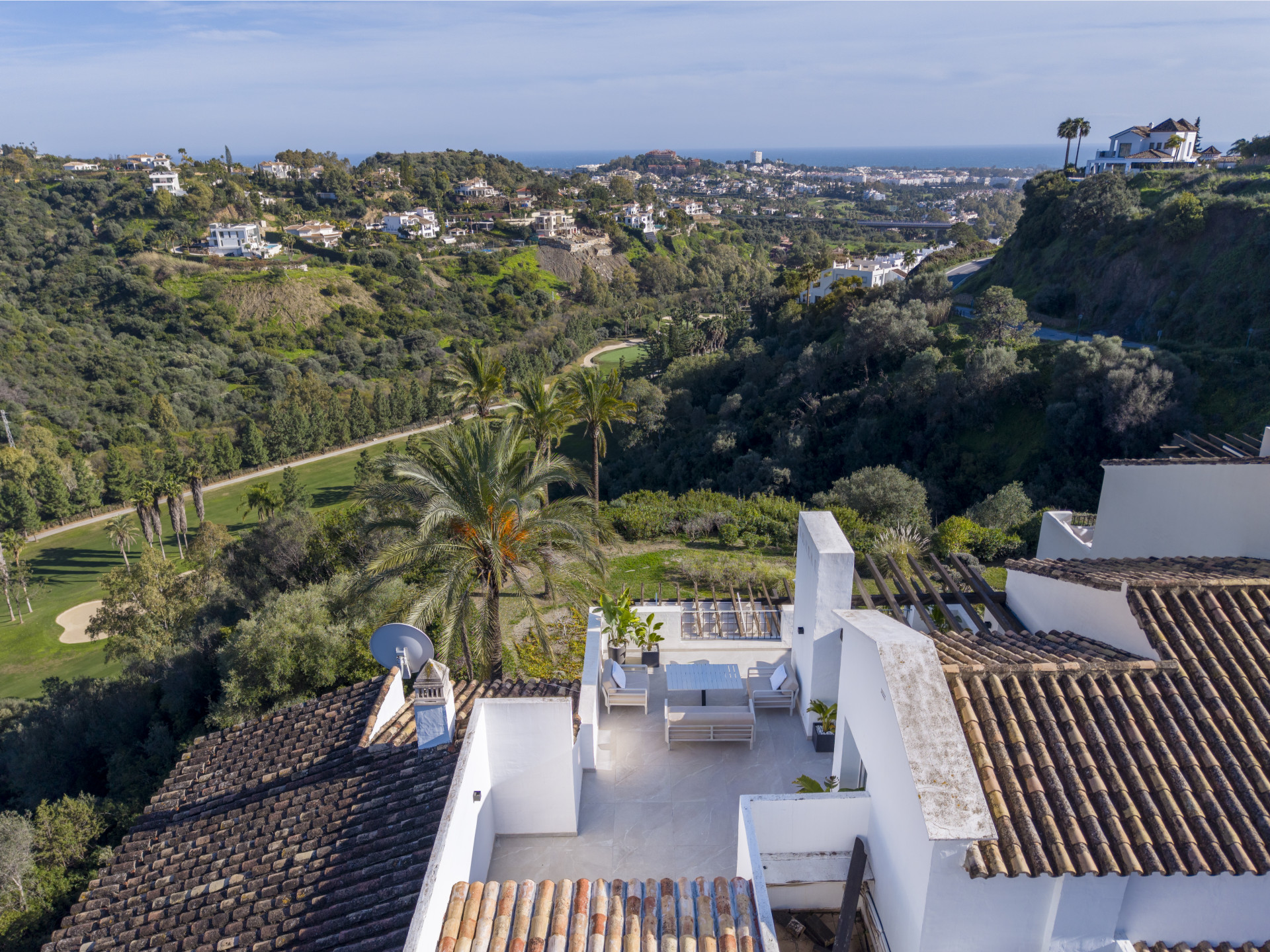 Duplex Penthouse 3 Bedrooms 3 Bathrooms in Altos de La Quinta, Costa del Sol