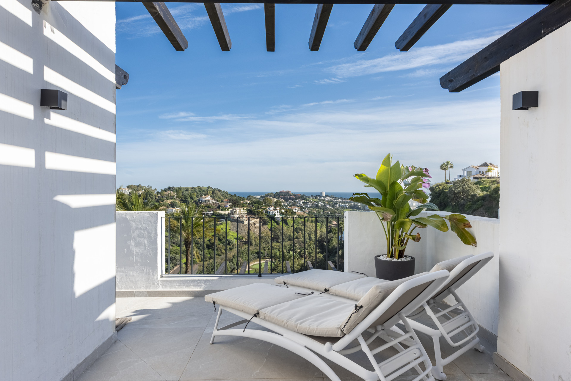 Duplex Penthouse 3 Bedrooms 3 Bathrooms in Altos de La Quinta, Costa del Sol