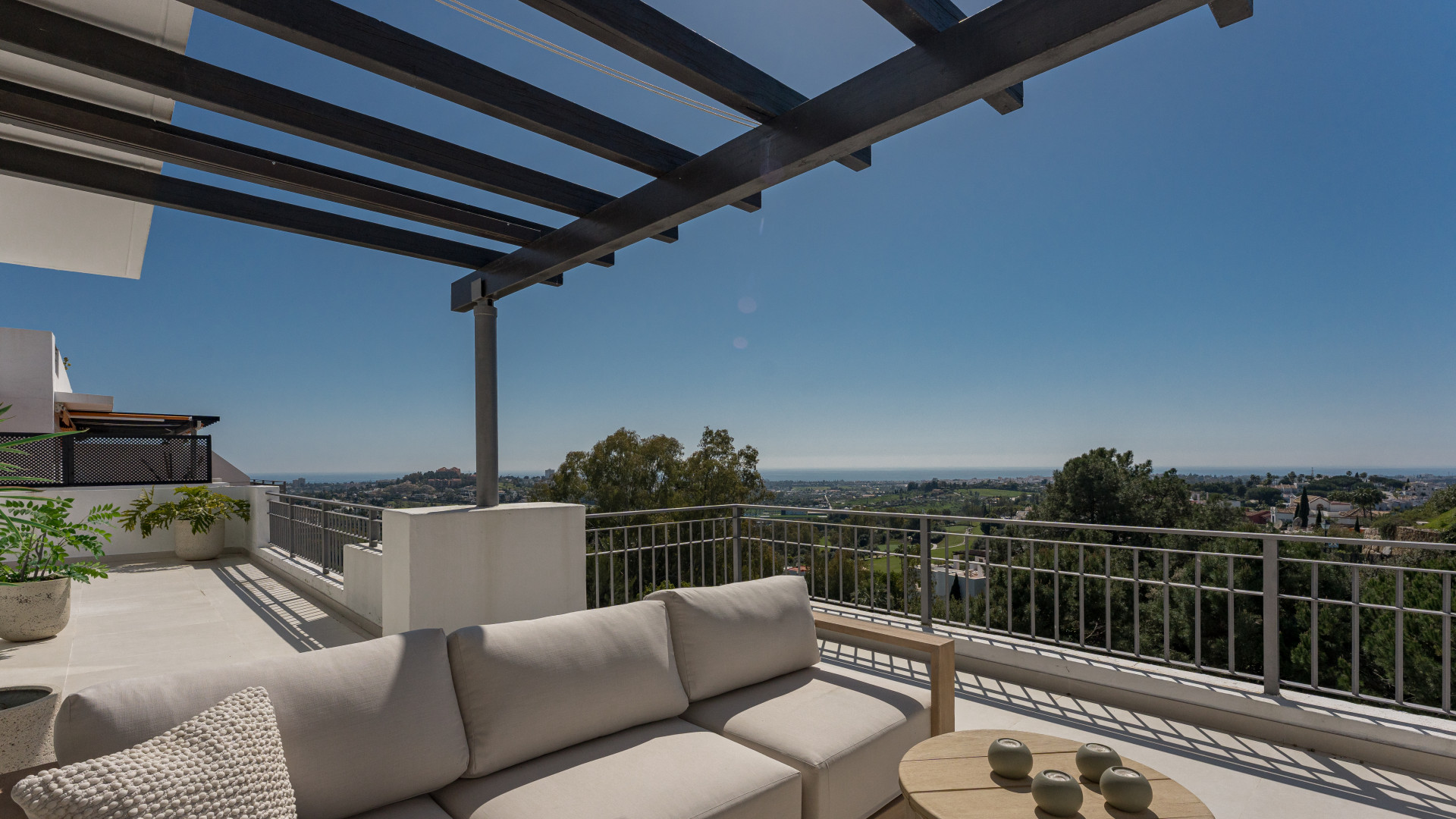 Duplex Penthouse 3 Bedrooms 3 Bathrooms in Benahavis, Costa del Sol