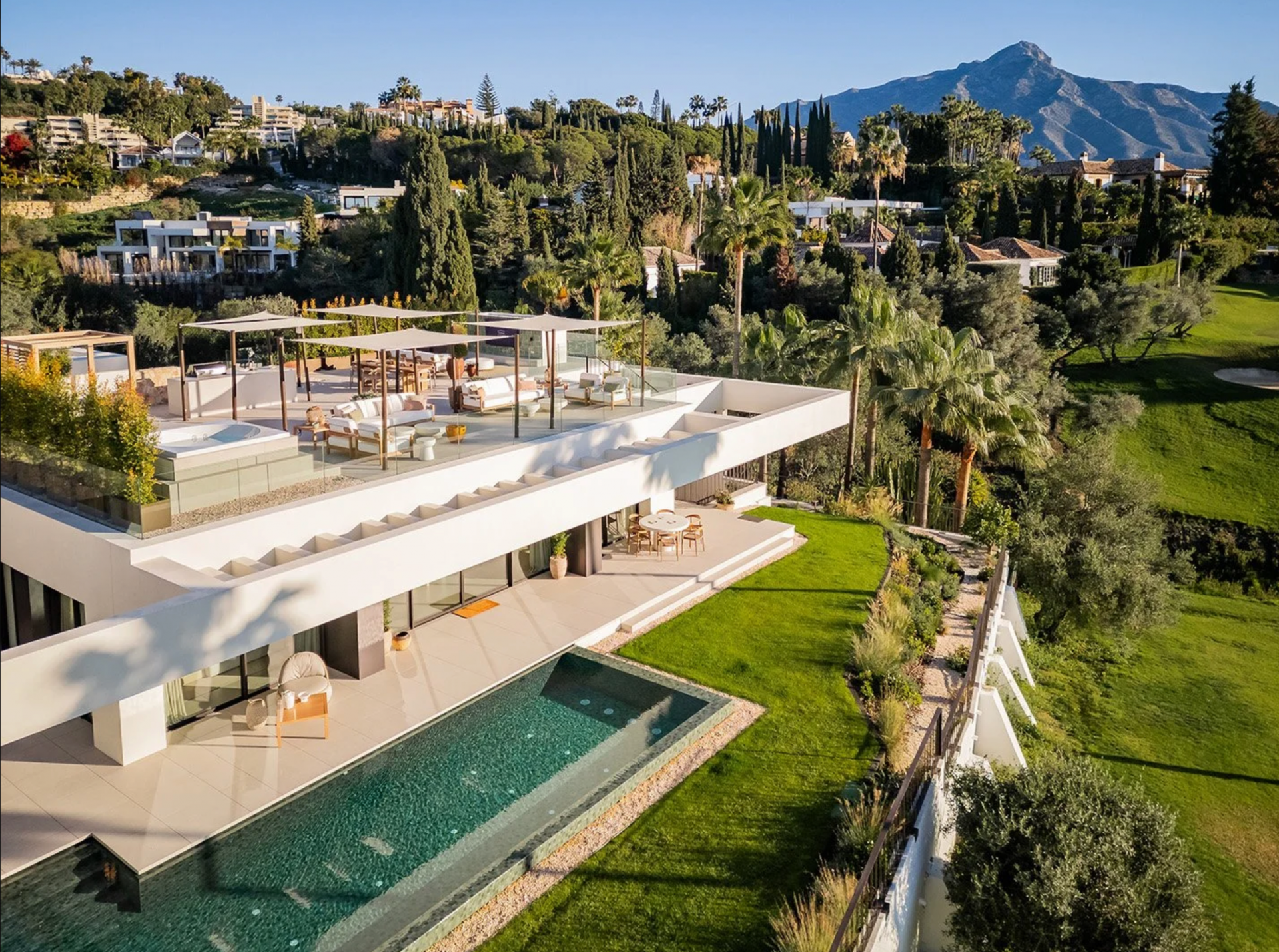 Villa 5 Bedrooms 6 Bathrooms in Marbella, Costa del Sol