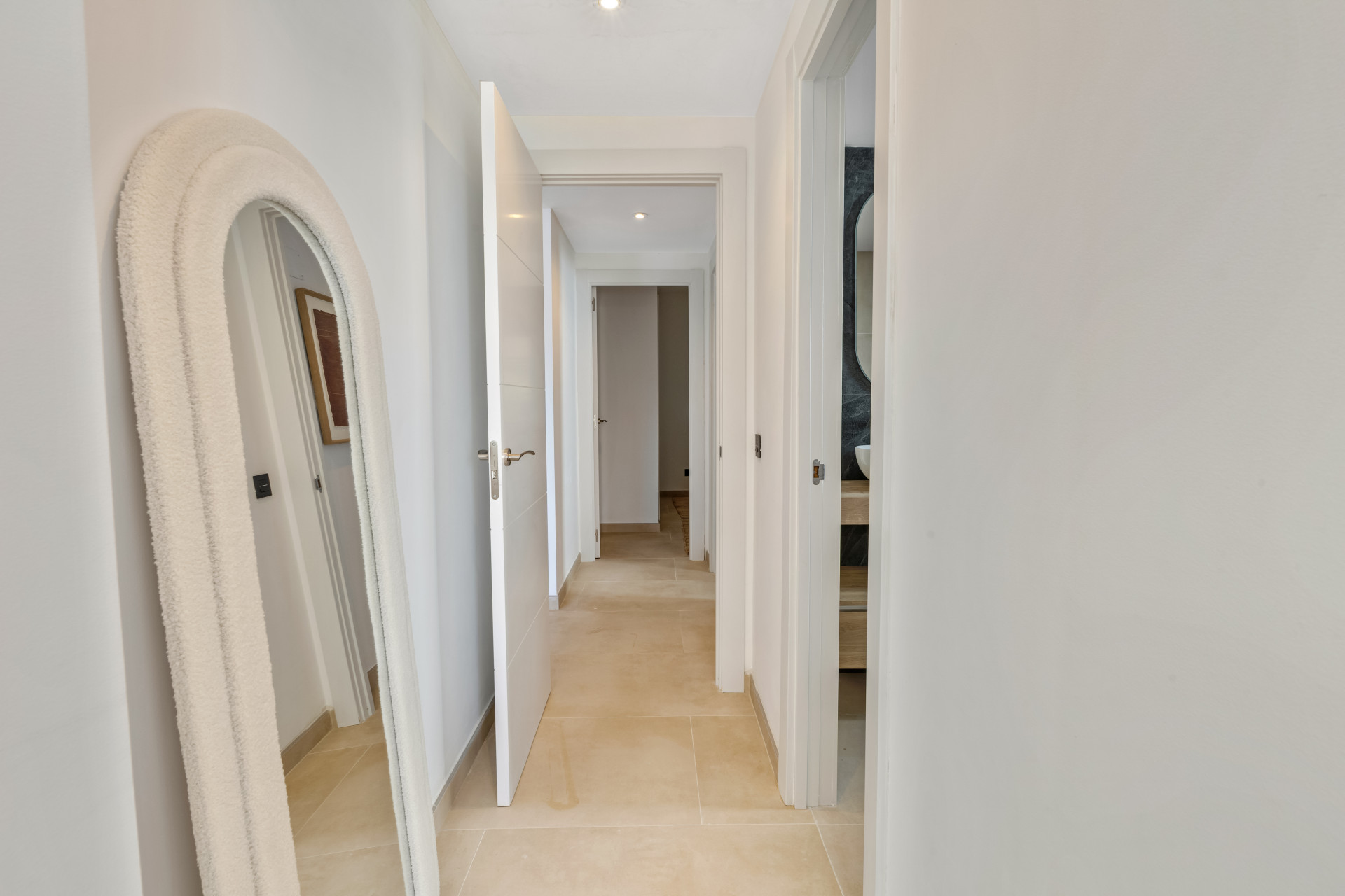 Apartment 2 Bedrooms 2 Bathrooms in Benahavis, Costa del Sol
