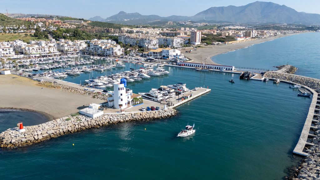 Penthouse 4 Bedrooms 3 Bathrooms in Manilva, Costa del Sol