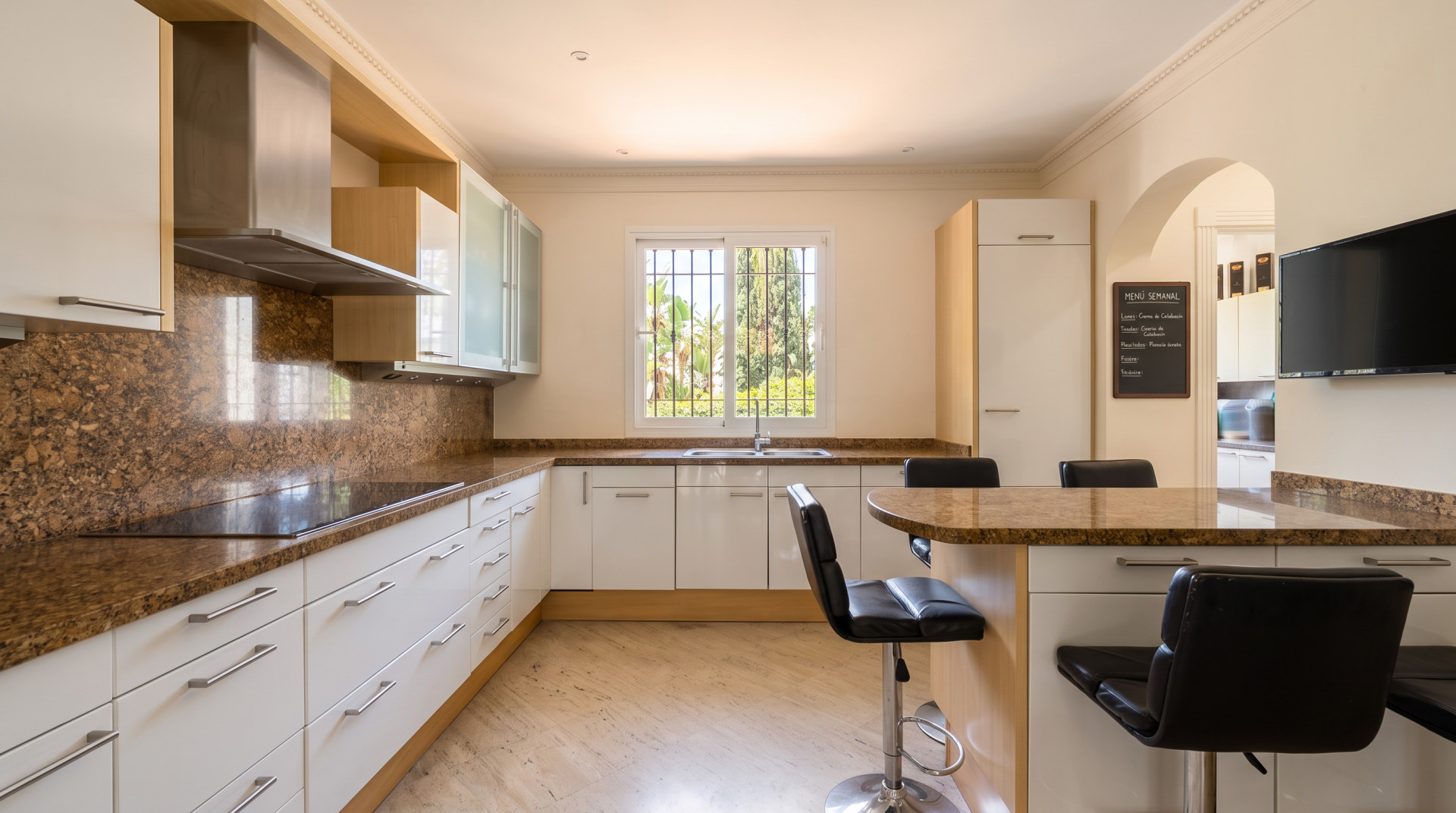 Villa de 5 dormitorios en Nueva Andalucia