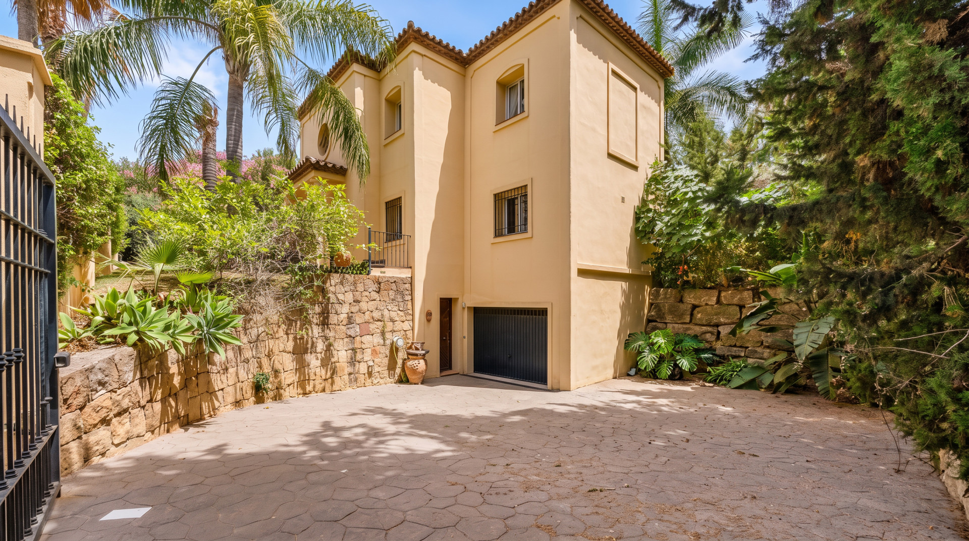 Villa de 5 dormitorios en Nueva Andalucia