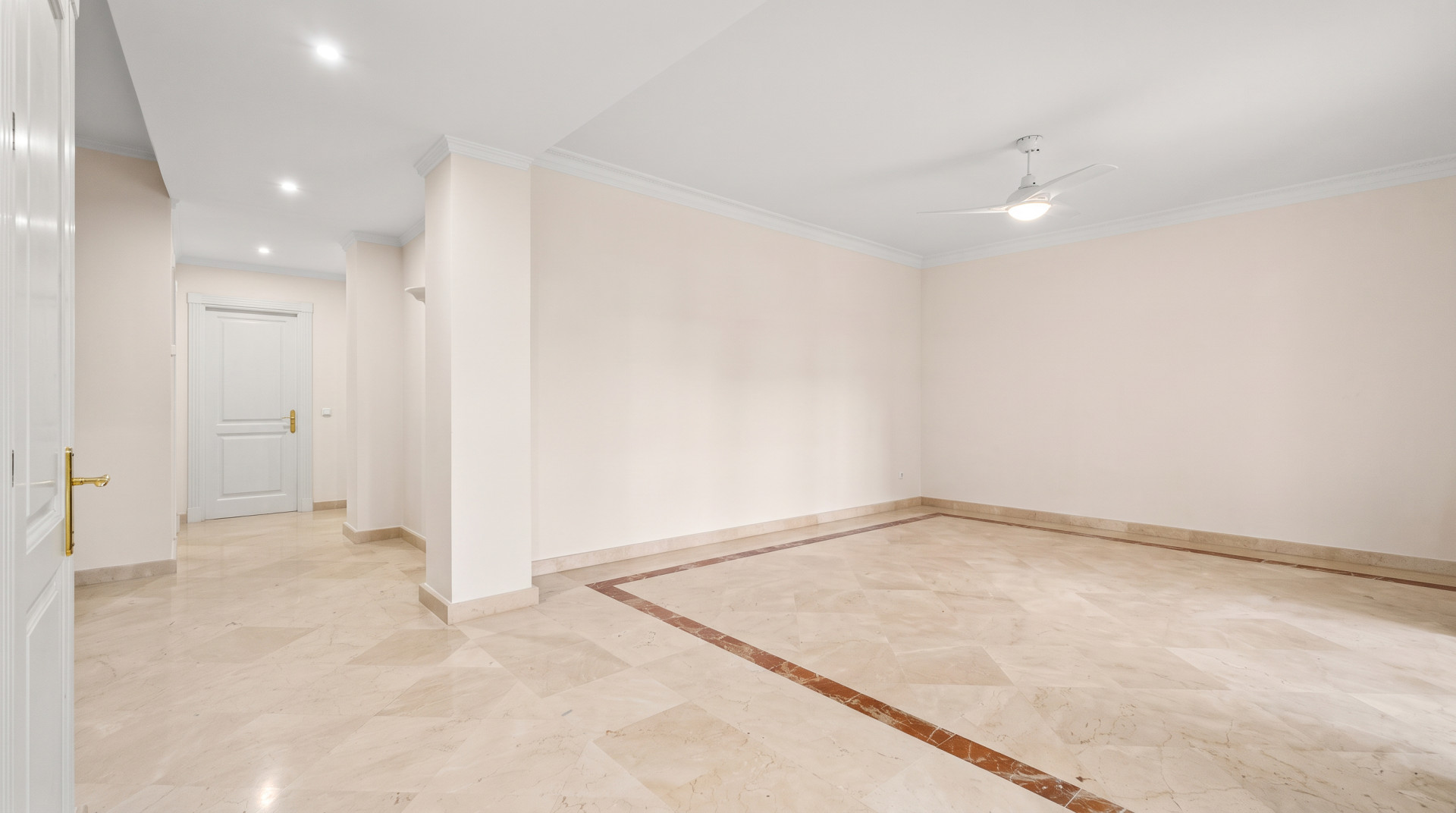Villa de 5 dormitorios en Nueva Andalucia