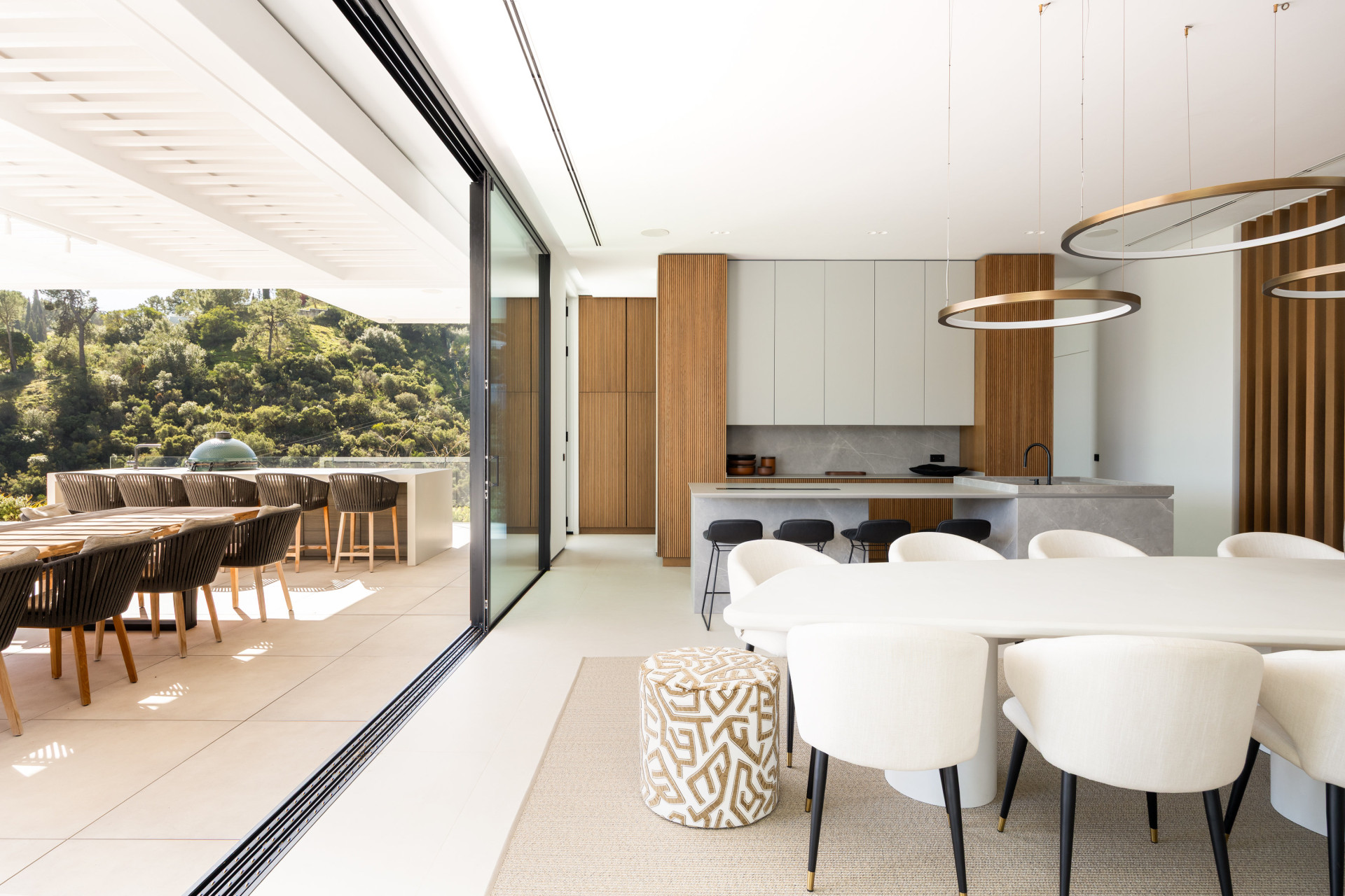 Casa De Canto is an exceptional seven-bedroom contemporary estate, in prestigious gated community of El Madroñal.