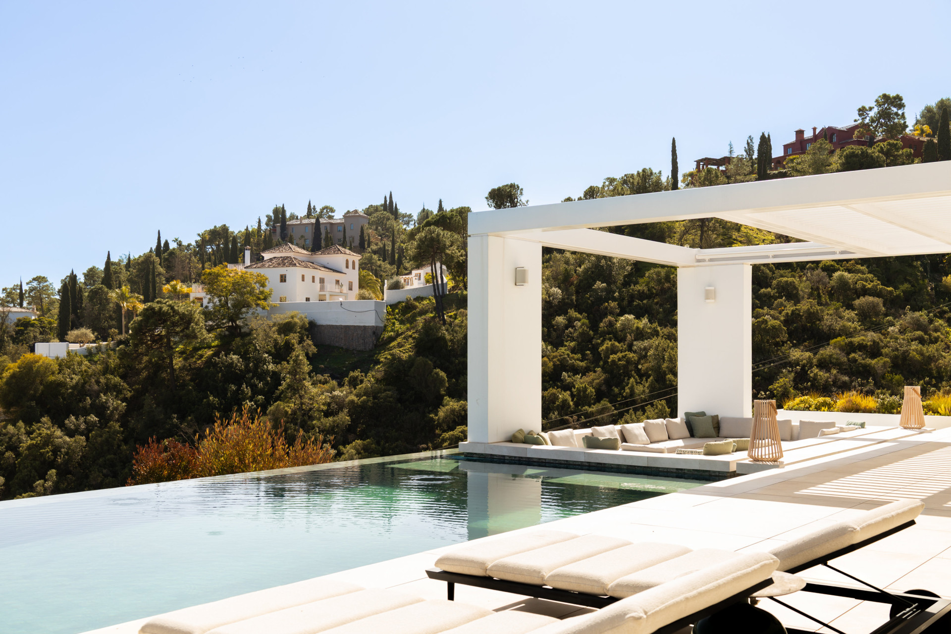 Casa De Canto is an exceptional seven-bedroom contemporary estate, in prestigious gated community of El Madroñal.