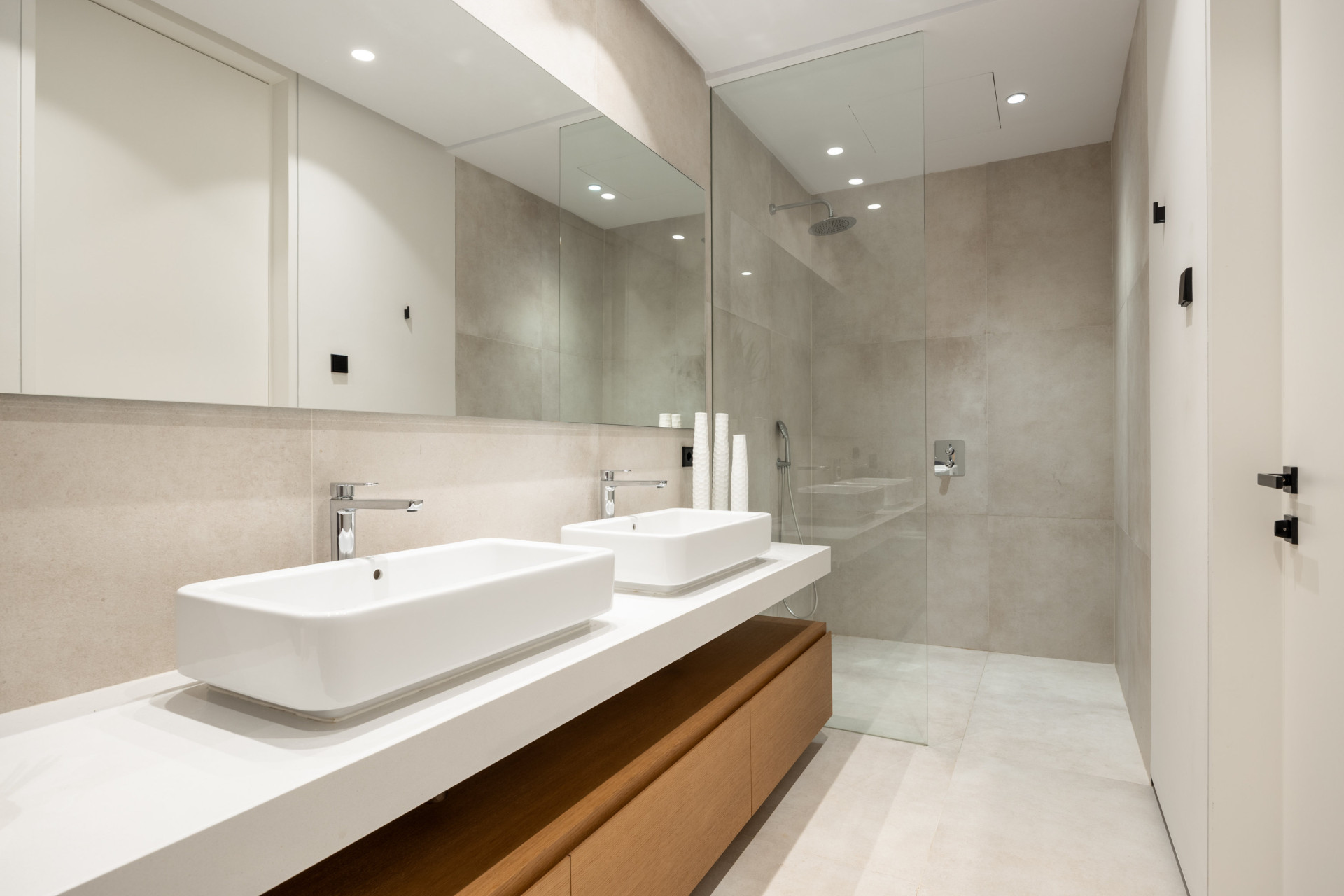 Casa De Canto is an exceptional seven-bedroom contemporary estate, in prestigious gated community of El Madroñal.