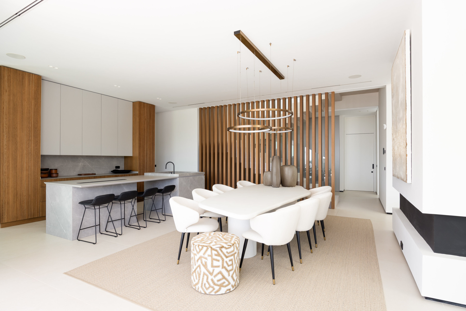 Casa De Canto is an exceptional seven-bedroom contemporary estate, in prestigious gated community of El Madroñal.