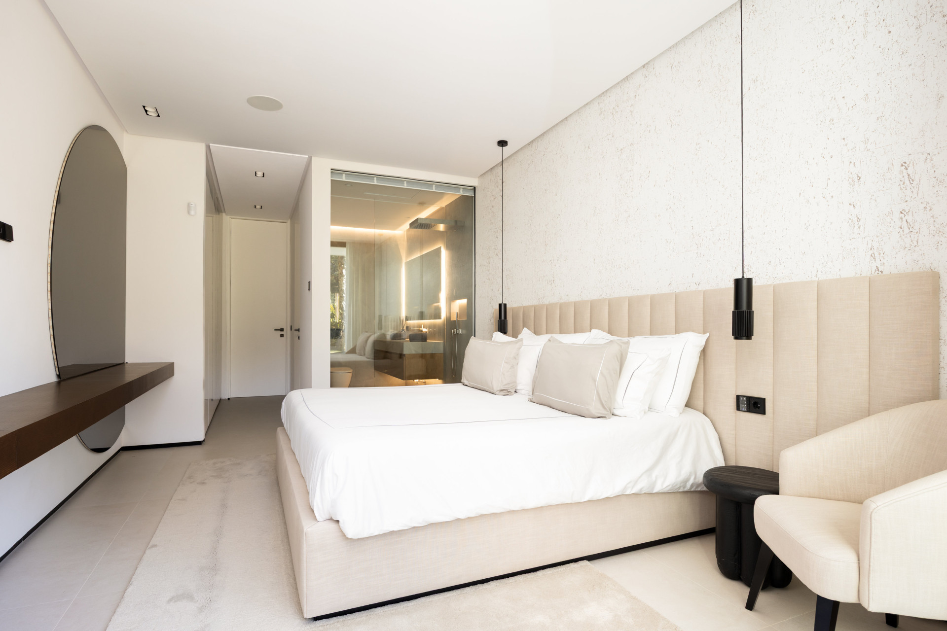 Casa De Canto is an exceptional seven-bedroom contemporary estate, in prestigious gated community of El Madroñal.