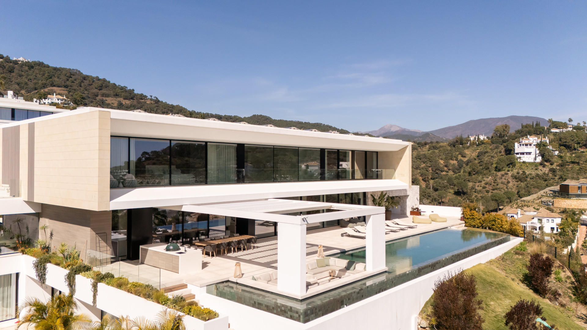 Casa De Canto is an exceptional seven-bedroom contemporary estate, in prestigious gated community of El Madroñal.