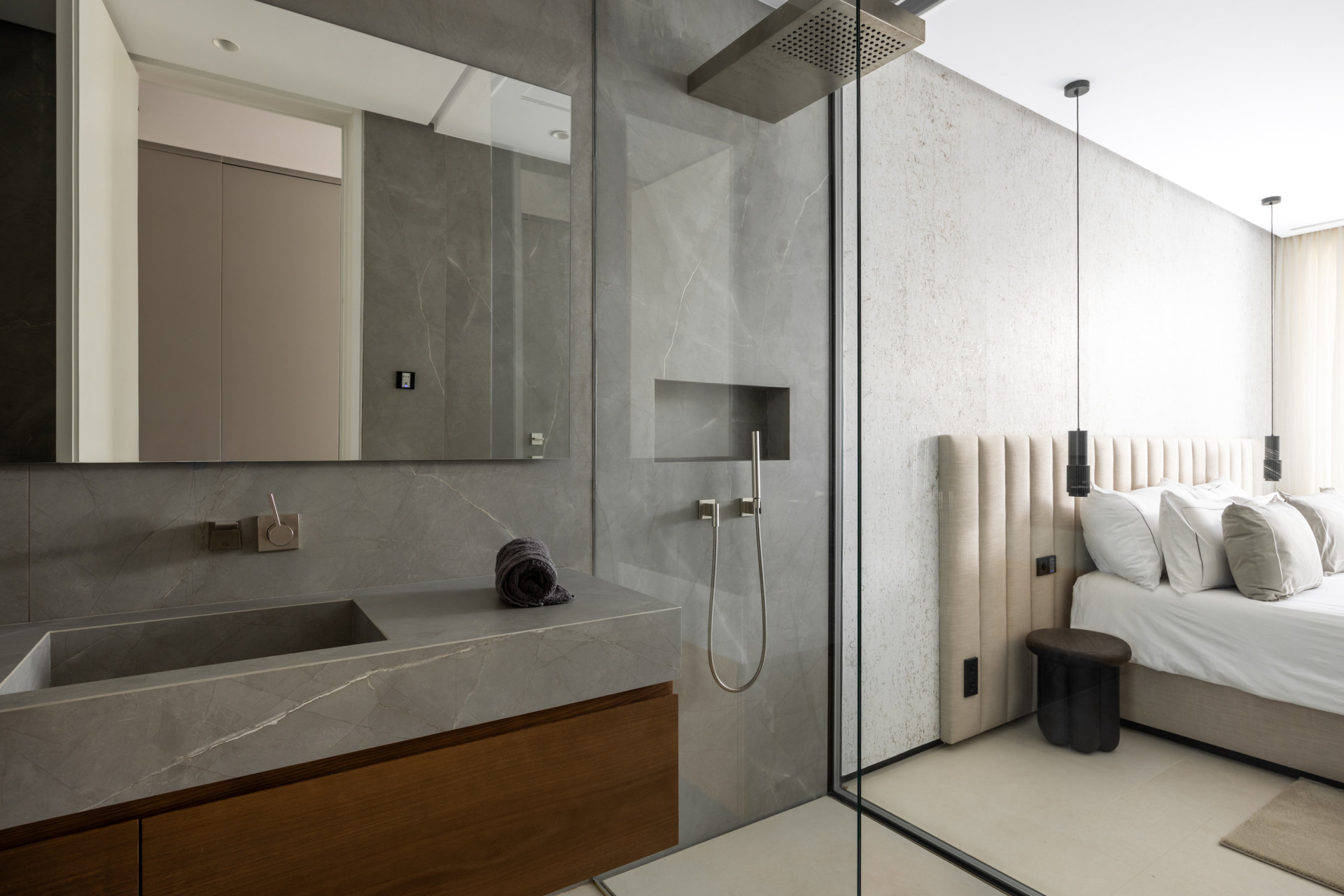 Casa De Canto is an exceptional seven-bedroom contemporary estate, in prestigious gated community of El Madroñal.
