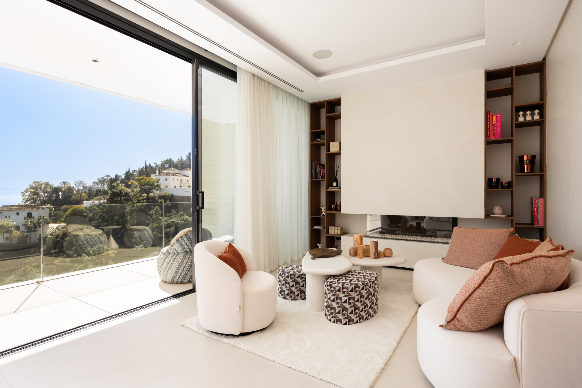 Casa De Canto is an exceptional seven-bedroom contemporary estate, in prestigious gated community of El Madroñal.