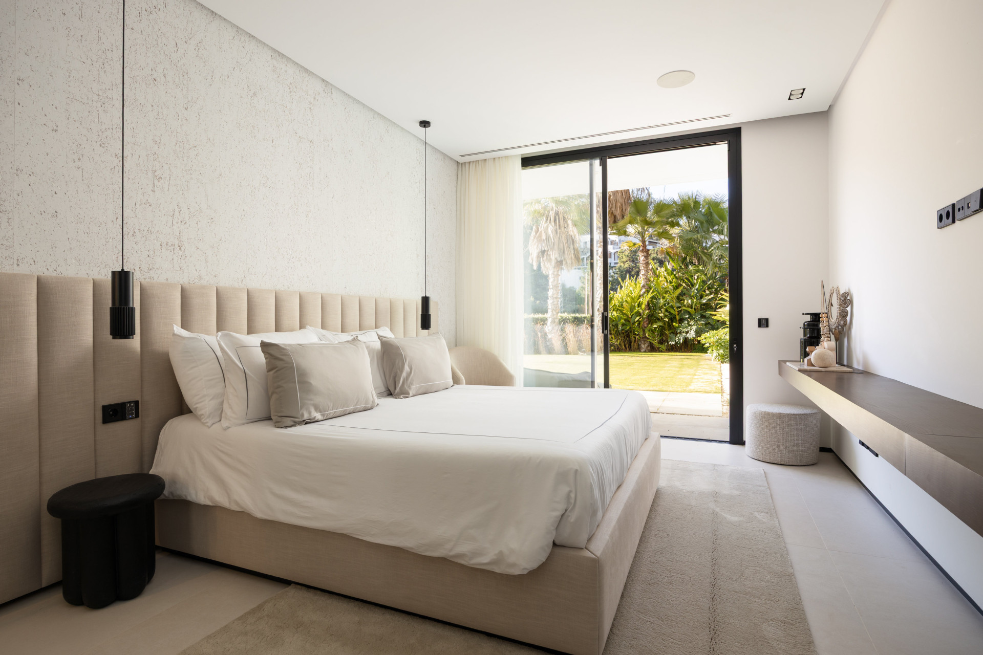 Casa De Canto is an exceptional seven-bedroom contemporary estate, in prestigious gated community of El Madroñal.