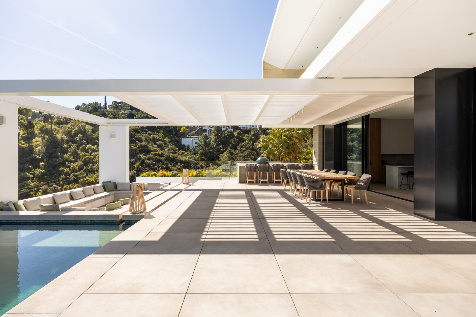 Casa De Canto is an exceptional seven-bedroom contemporary estate, in prestigious gated community of El Madroñal.