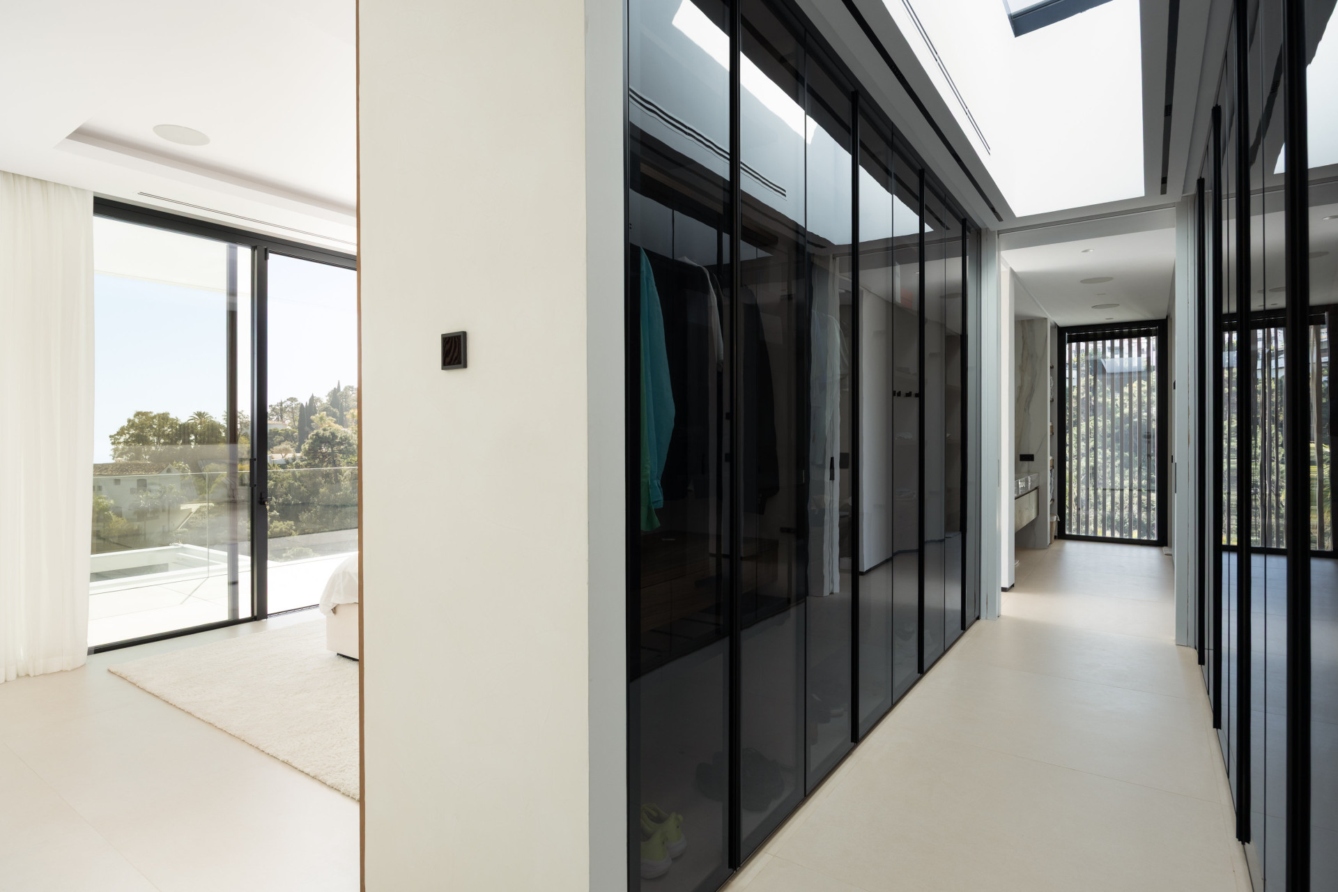 Casa De Canto is an exceptional seven-bedroom contemporary estate, in prestigious gated community of El Madroñal.